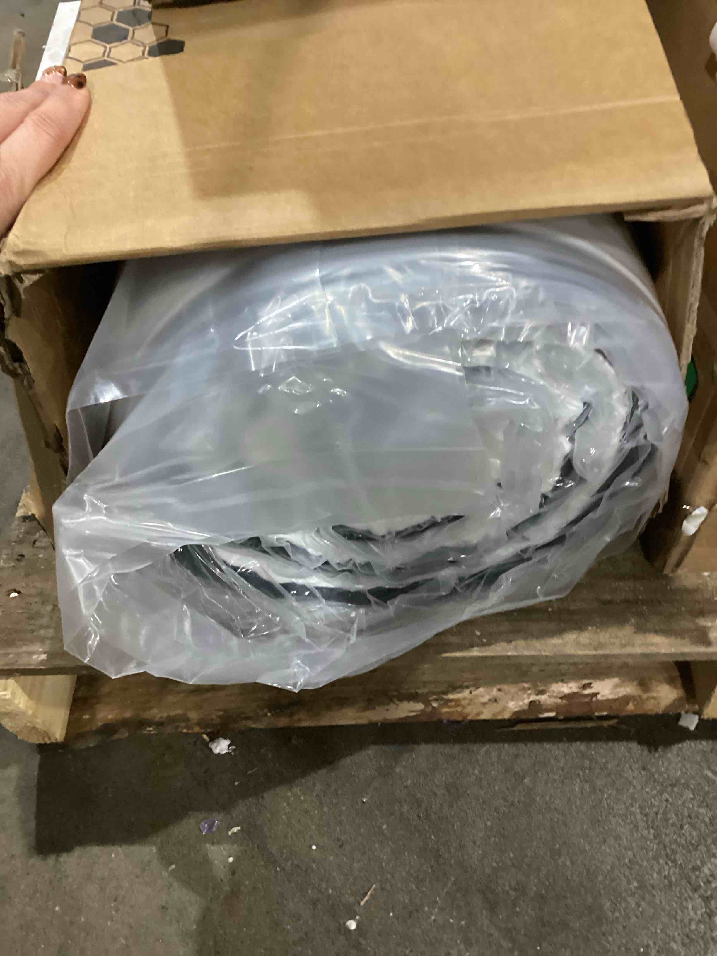 https://s3.amazonaws.com/lotting-images-prod/bidfta/TEA1968620_1760622223463.jpeg