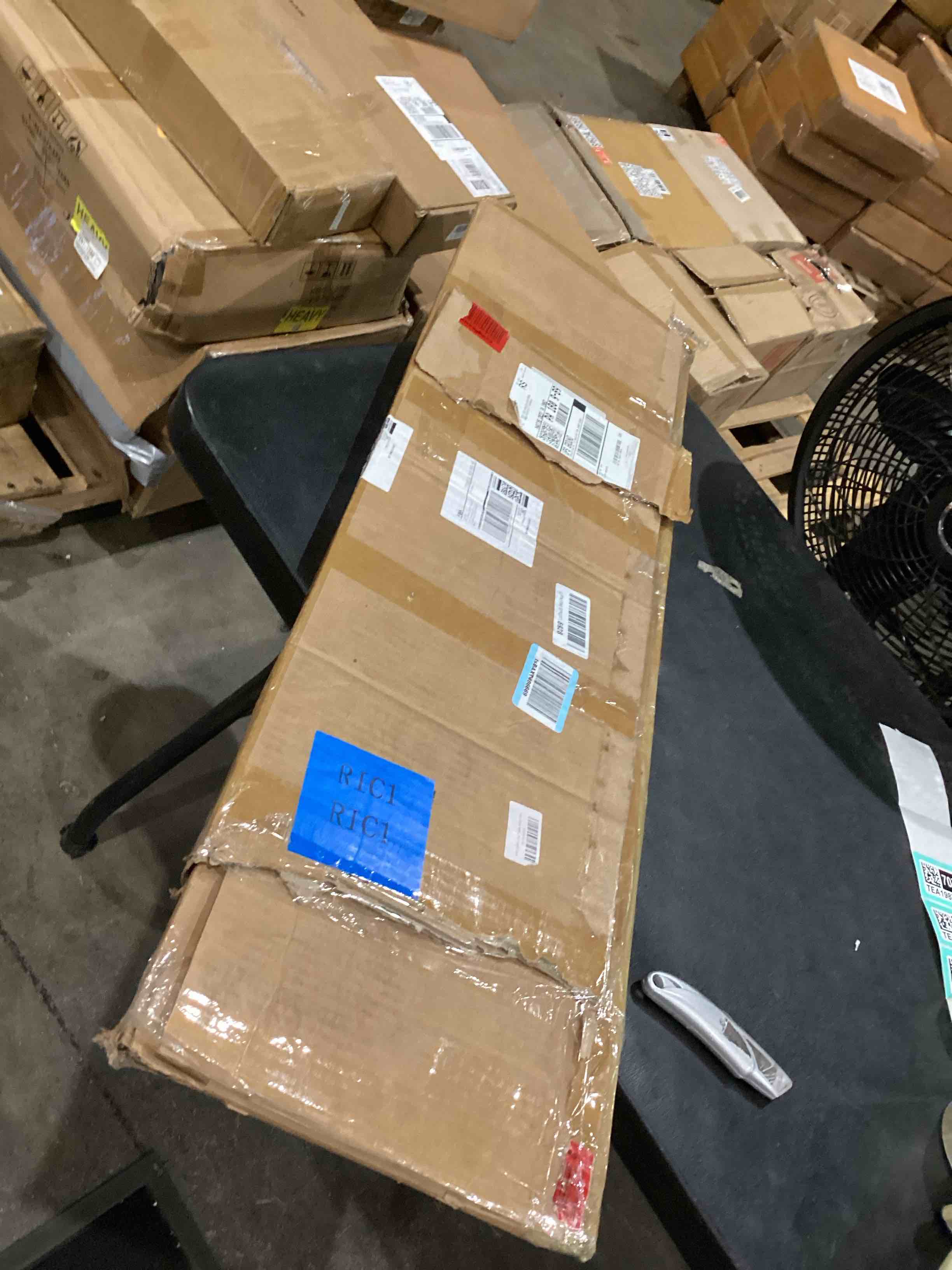https://s3.amazonaws.com/lotting-images-prod/bidfta/TEA1987073_1757680582260.jpeg