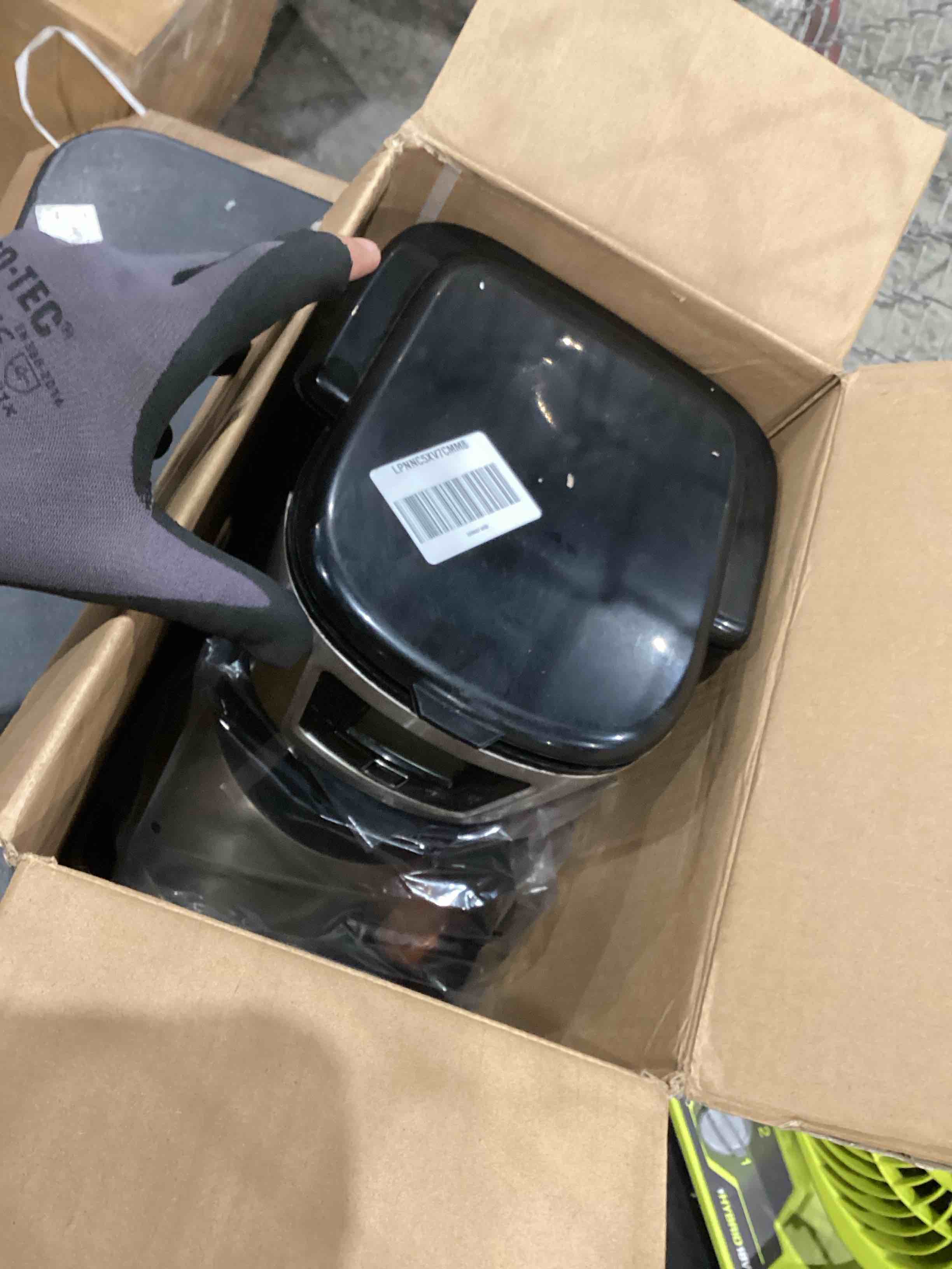 https://s3.amazonaws.com/lotting-images-prod/bidfta/TEA1987513_1758714537692.jpeg