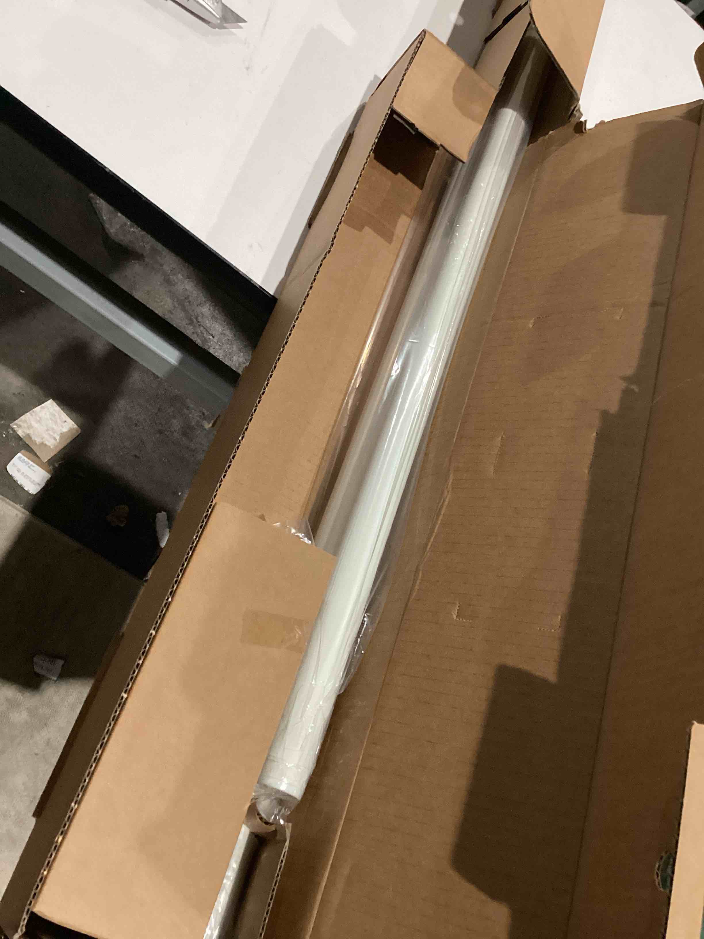 https://s3.amazonaws.com/lotting-images-prod/bidfta/TEA1988898_1760375783971.jpeg