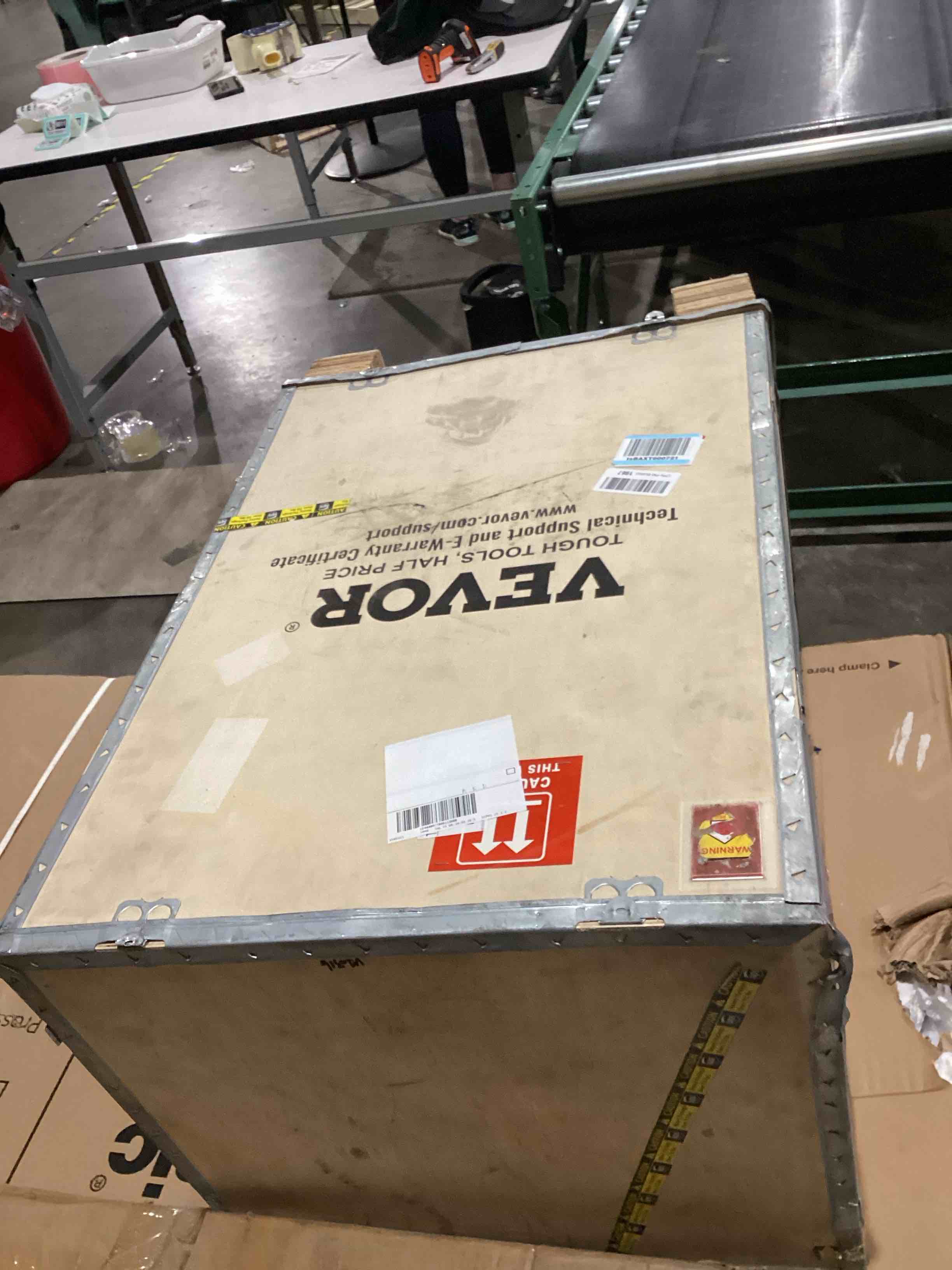 https://s3.amazonaws.com/lotting-images-prod/bidfta/TEA1989009_1760616344941.jpeg