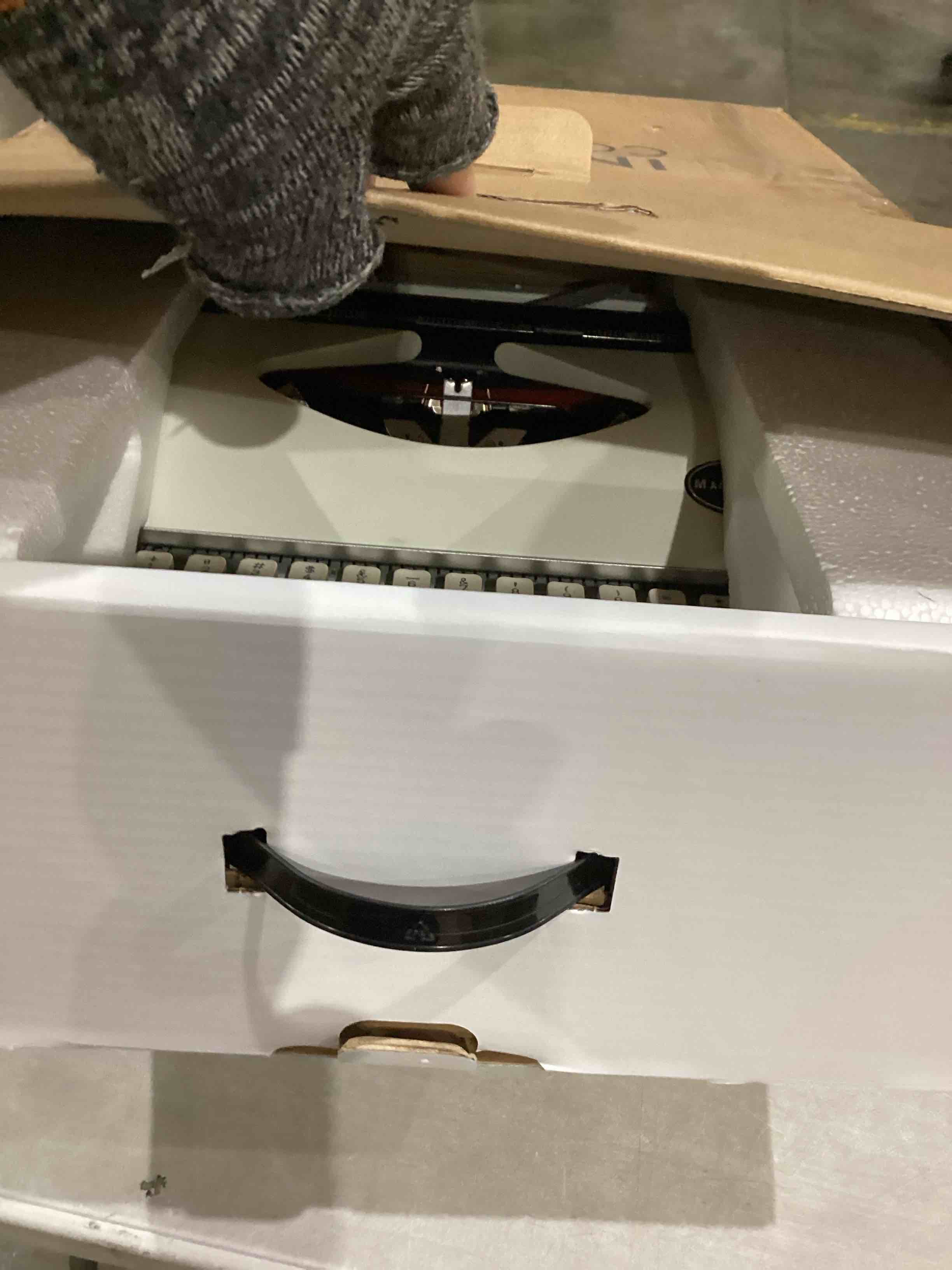 https://s3.amazonaws.com/lotting-images-prod/bidfta/TEA1993024_1758110274194.jpeg
