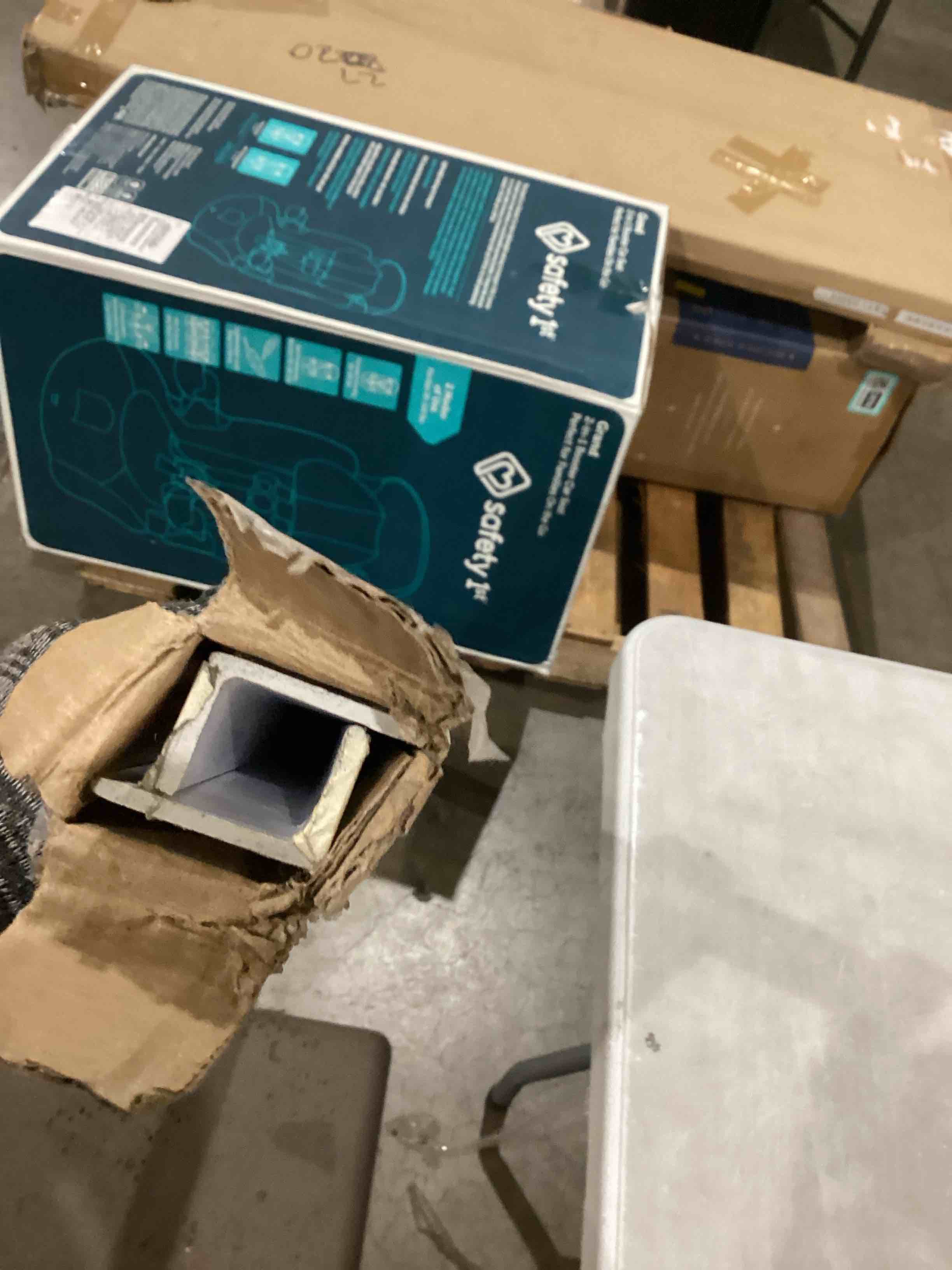 https://s3.amazonaws.com/lotting-images-prod/bidfta/TEA1993060_1758121481295.jpeg