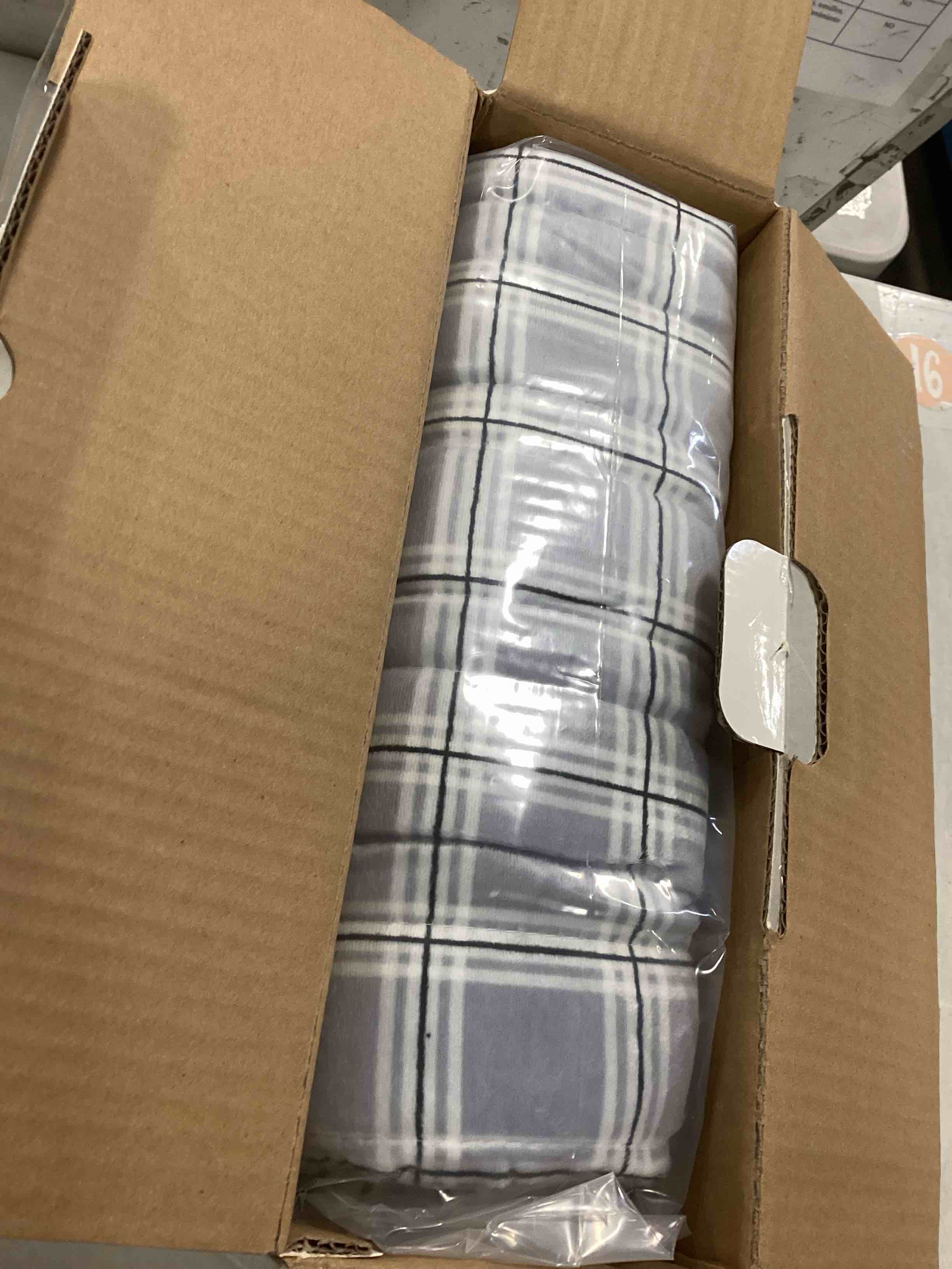 https://s3.amazonaws.com/lotting-images-prod/bidfta/TEA2042822_1739465865441.jpeg