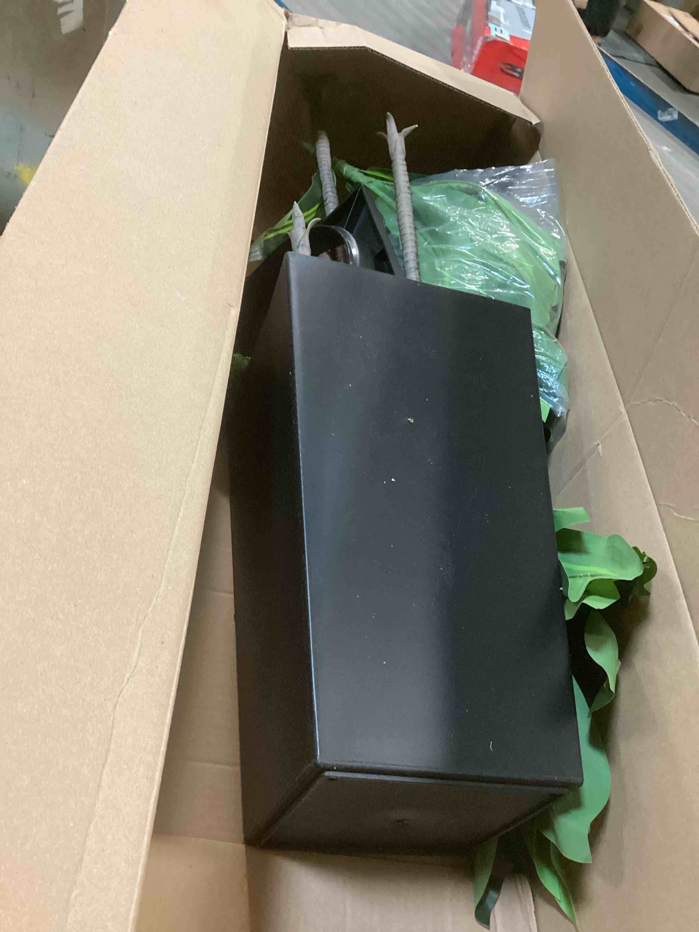 https://s3.amazonaws.com/lotting-images-prod/bidfta/TEA2049827_1742213288202.jpeg
