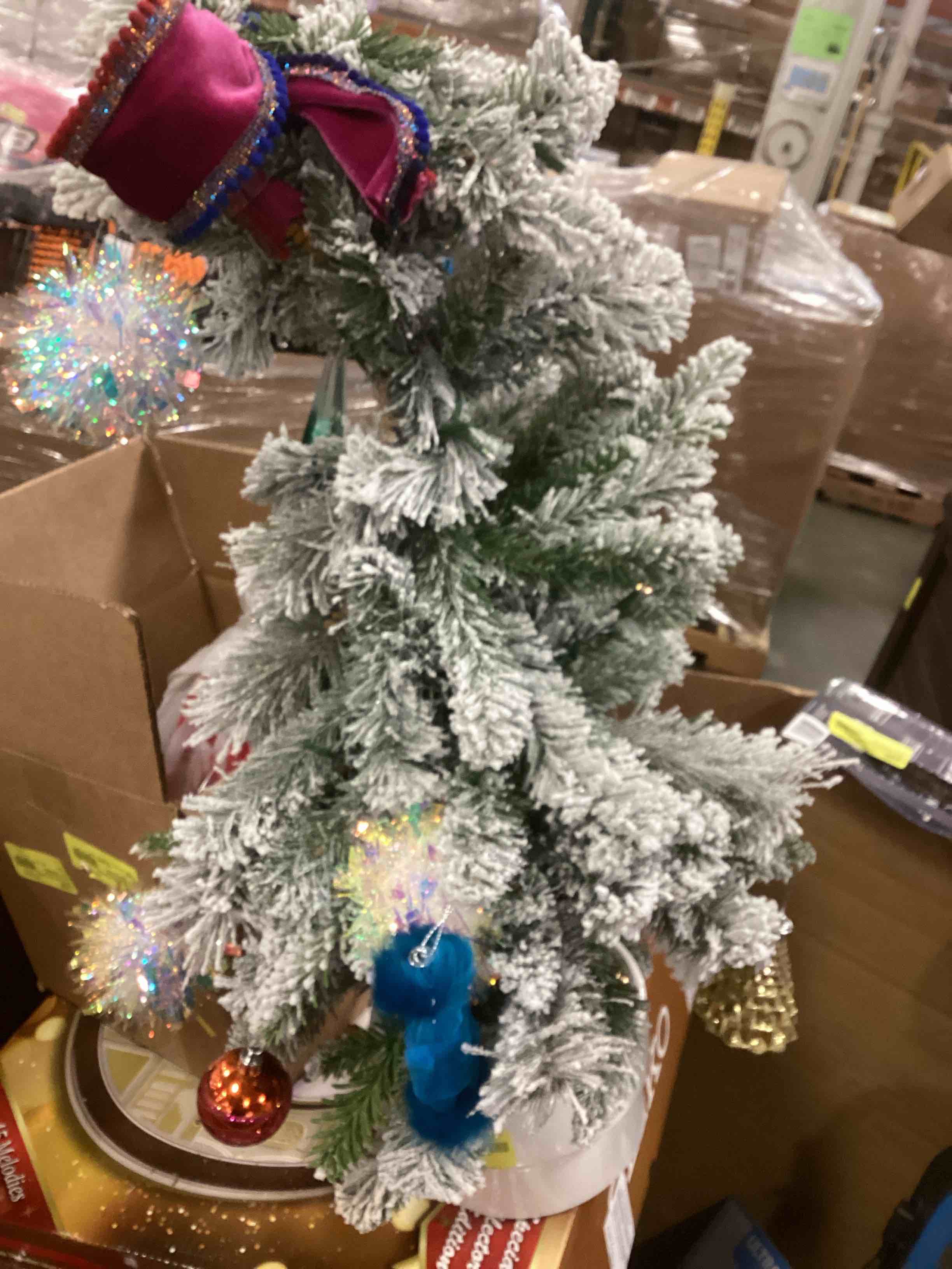 Member's Mark Christmas Tree with ceramic white 