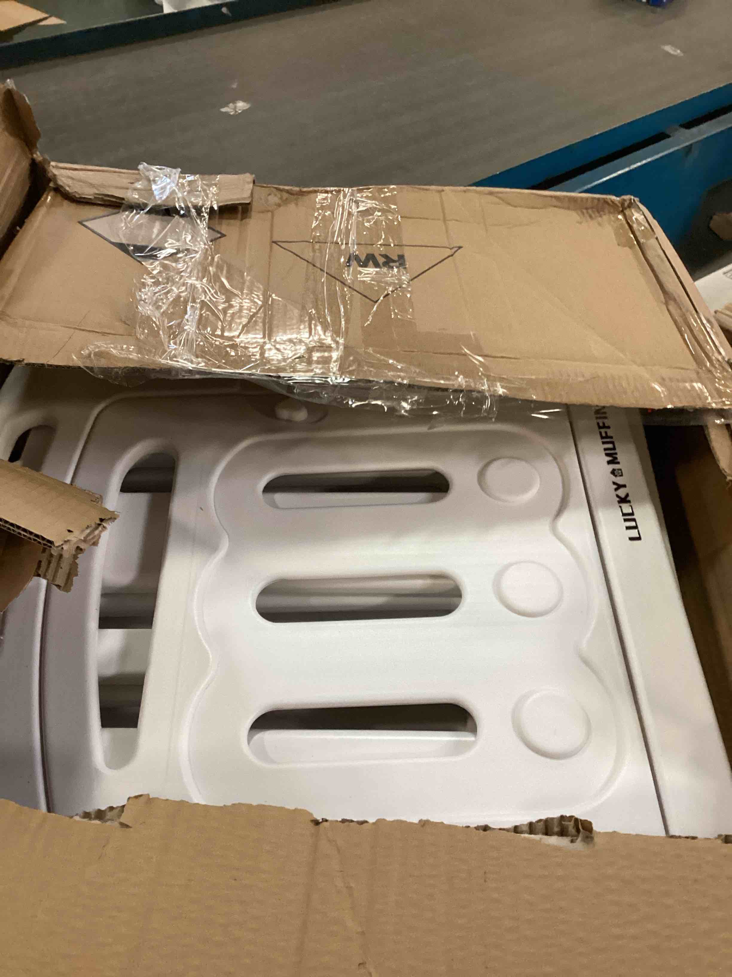 https://s3.amazonaws.com/lotting-images-prod/bidfta/TEA2095803_1736965545868.jpeg