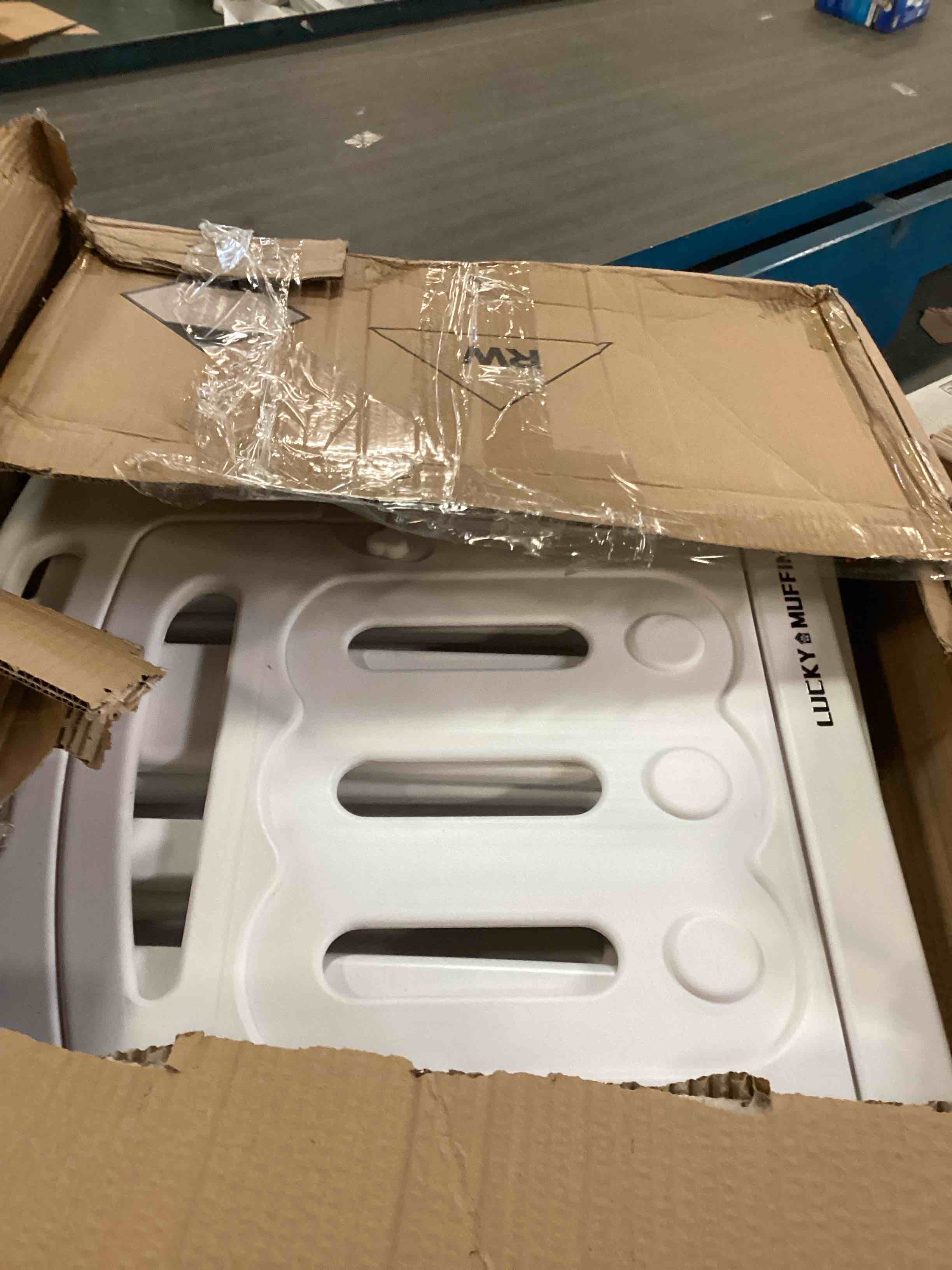 https://s3.amazonaws.com/lotting-images-prod/bidfta/TEA2095803_1736965546667.jpeg