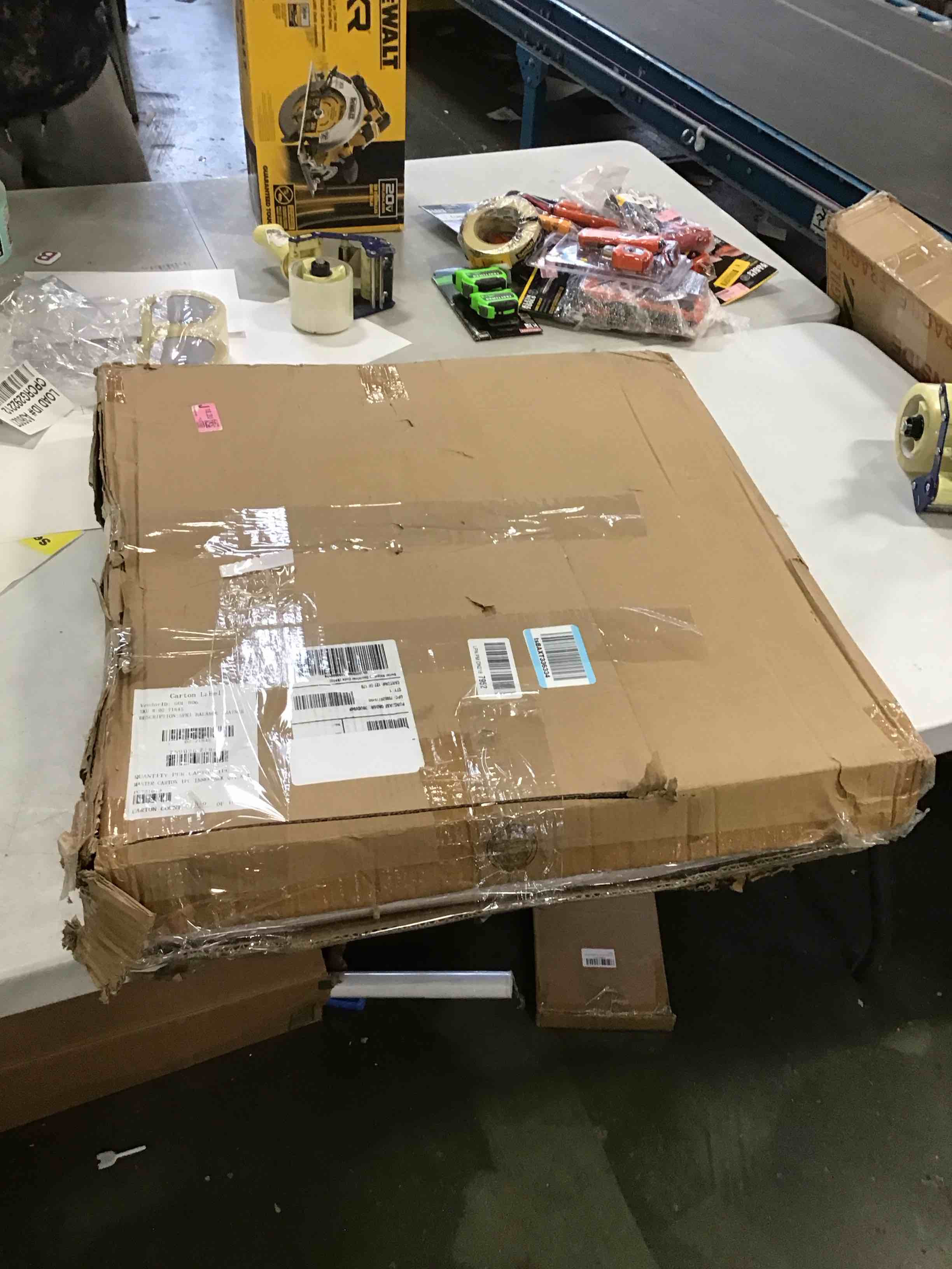 https://s3.amazonaws.com/lotting-images-prod/bidfta/TEA2106437_1738345705589.jpeg