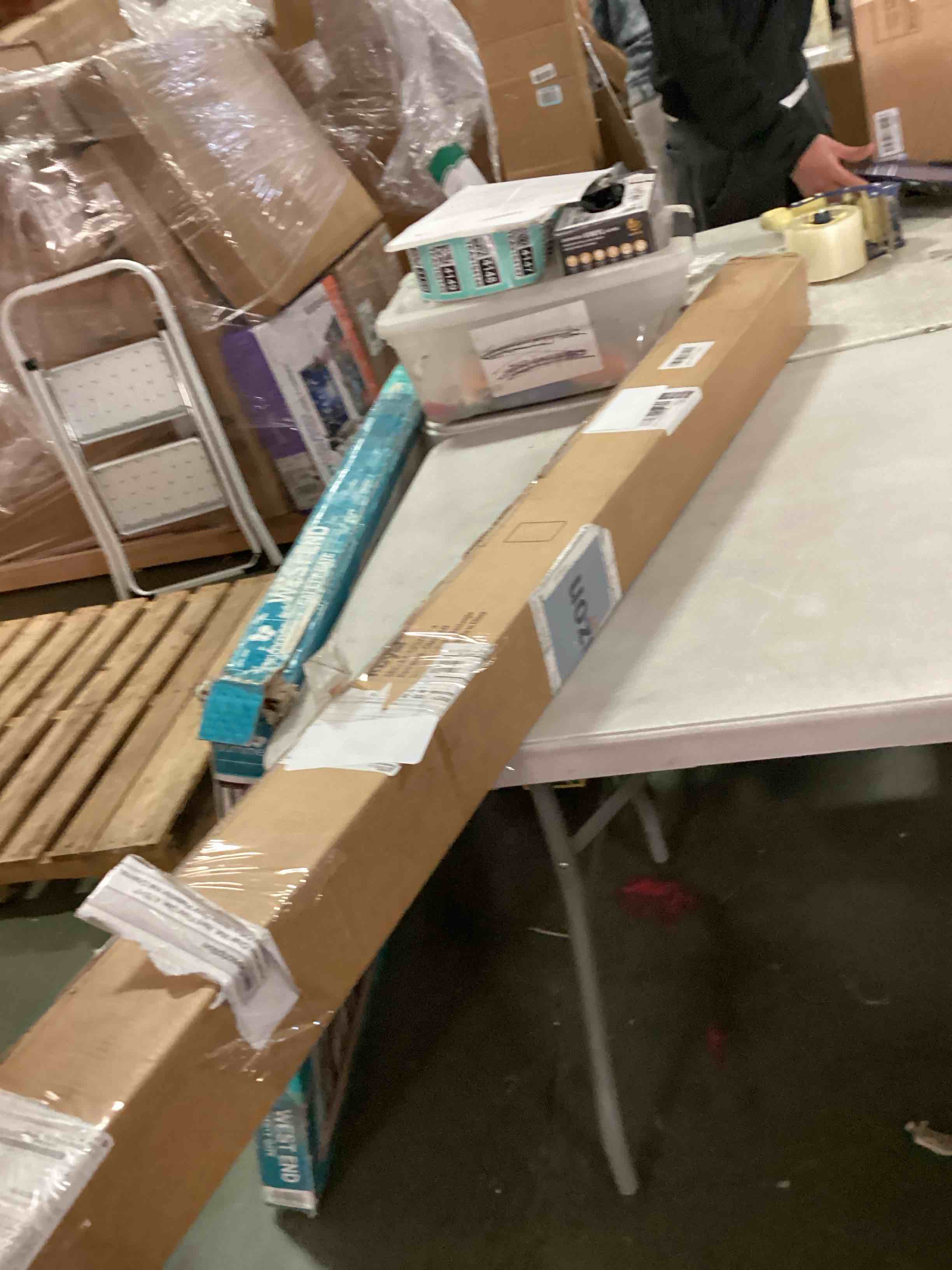 https://s3.amazonaws.com/lotting-images-prod/bidfta/TEA2107264_1736777241642.jpeg