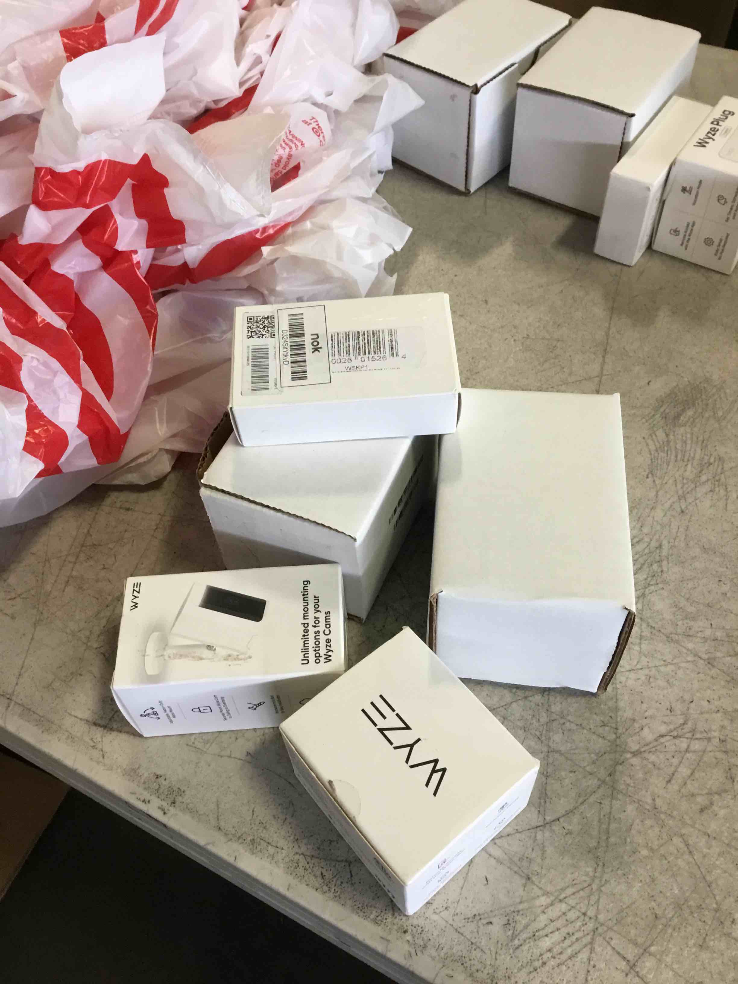 https://s3.amazonaws.com/lotting-images-prod/bidfta/TEA2117894_1738871084314.jpeg