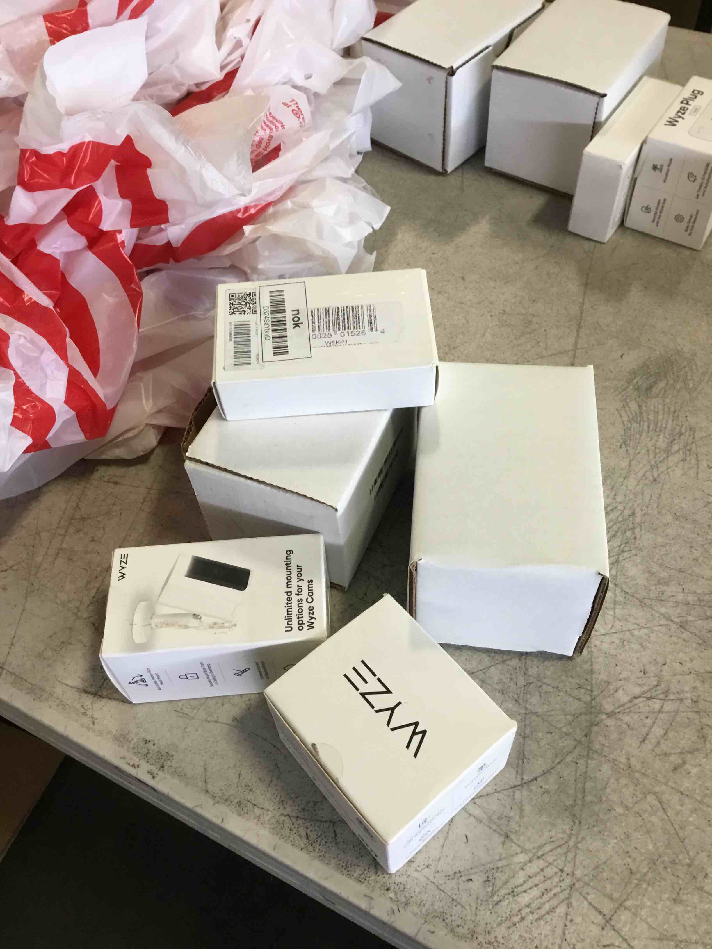 https://s3.amazonaws.com/lotting-images-prod/bidfta/TEA2117894_1738871085827.jpeg