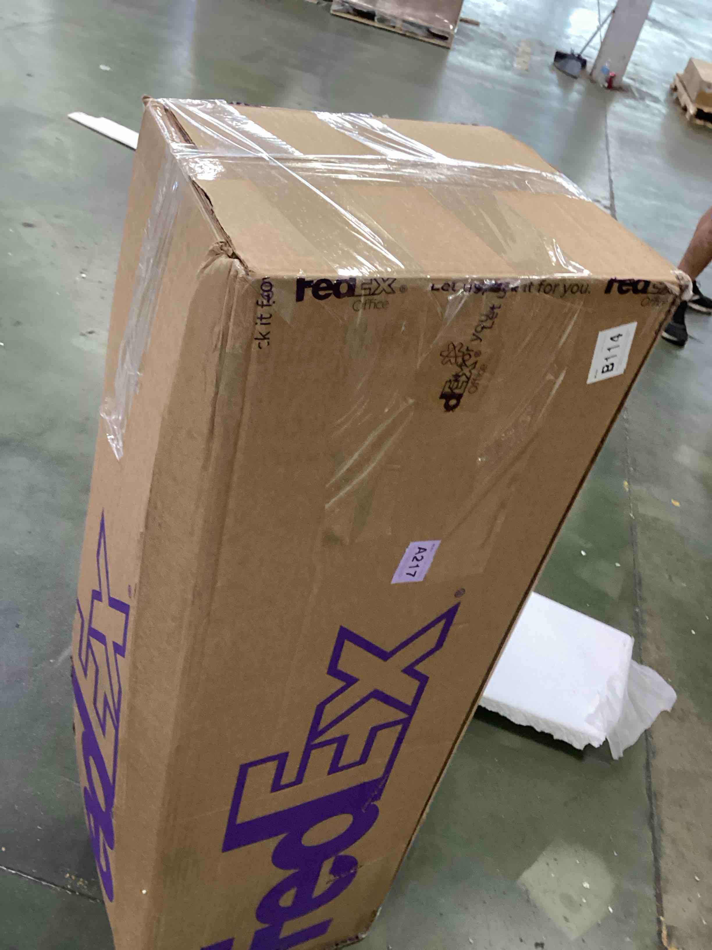 https://s3.amazonaws.com/lotting-images-prod/bidfta/TEA2256731_1745857491659.jpeg