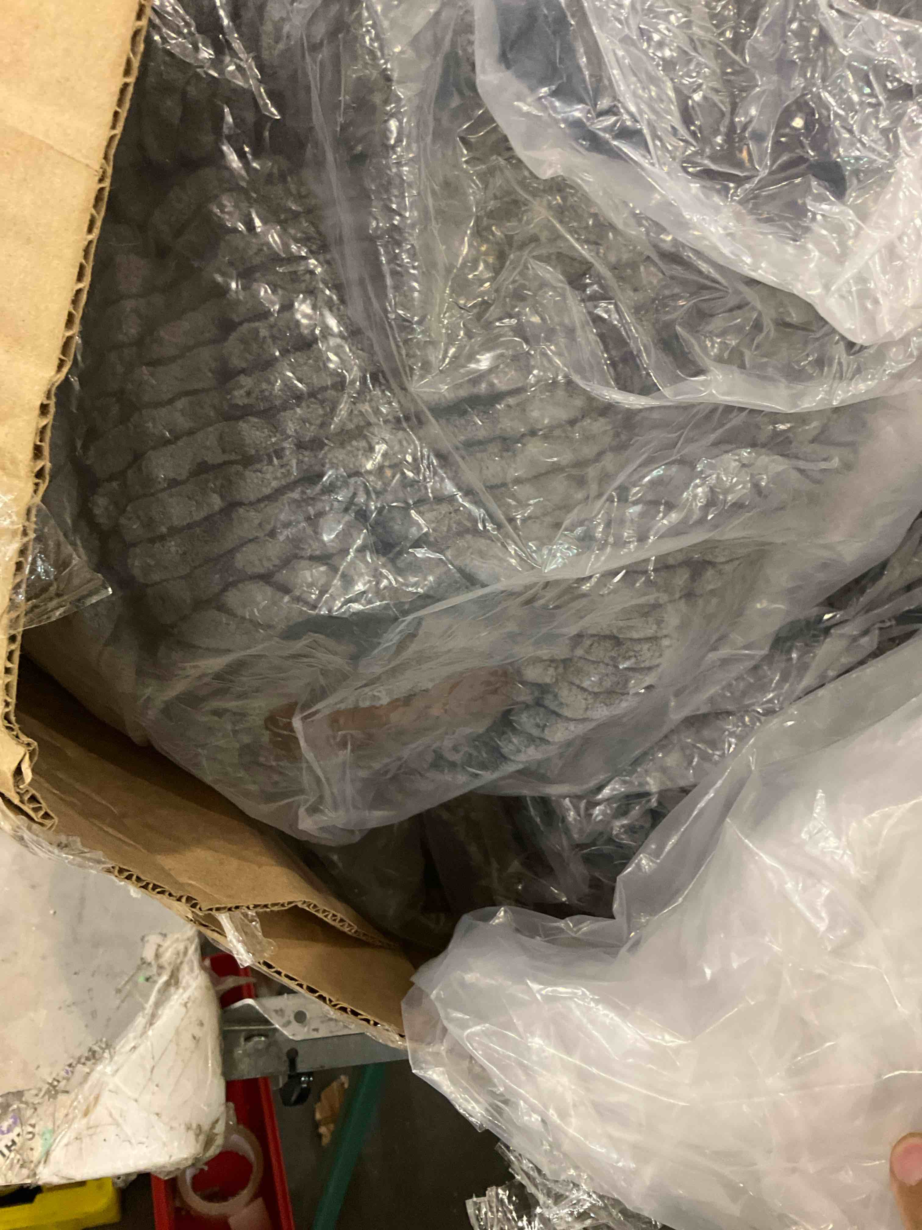 https://s3.amazonaws.com/lotting-images-prod/bidfta/TEA2351933_1750952409405.jpeg