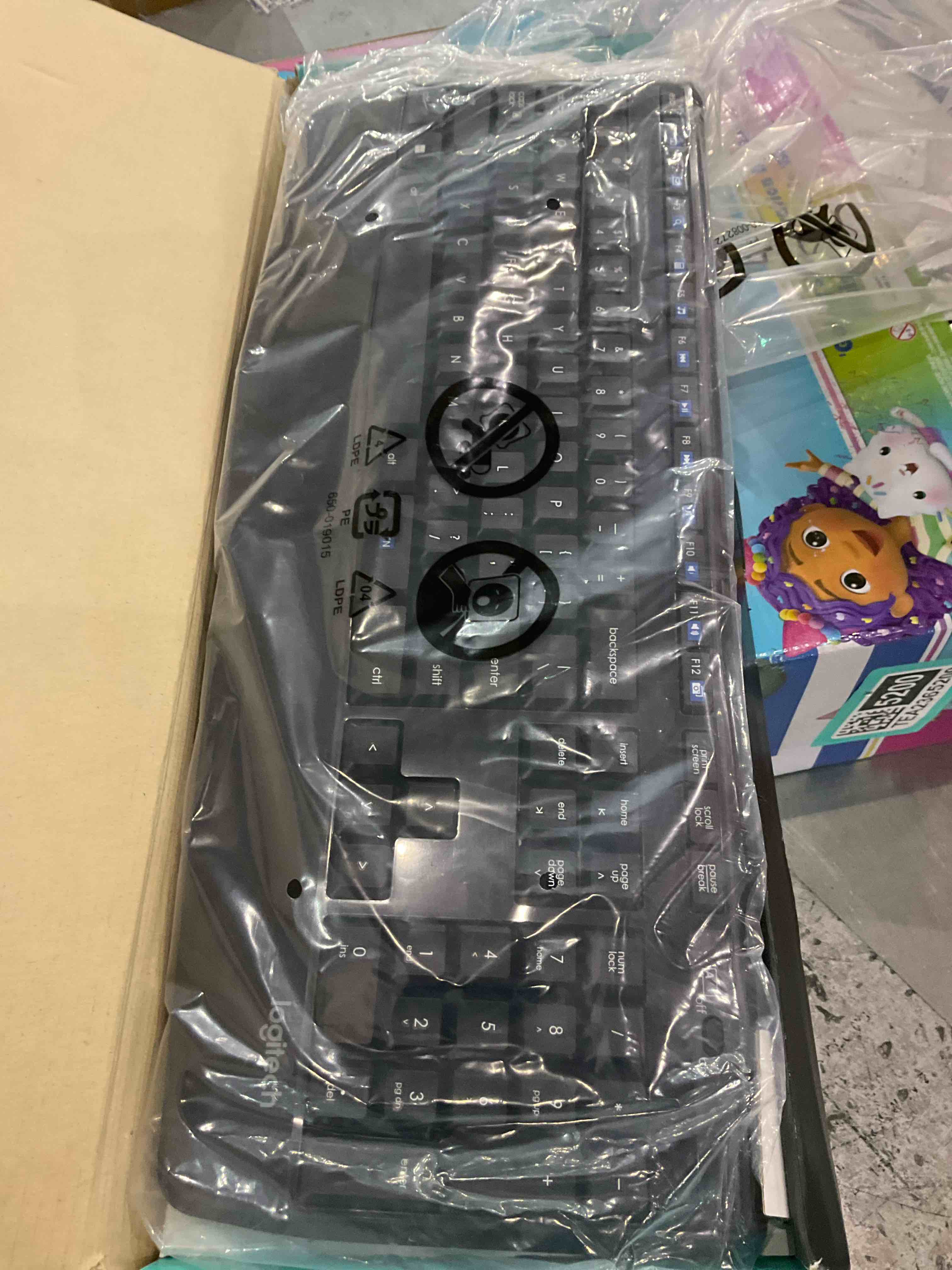 Logitech MK345 Wireless Keyboard and Mouse Combo with Palm Rest, 2.4 GHz USB Receiver, Compatible with PC, Laptop, Black