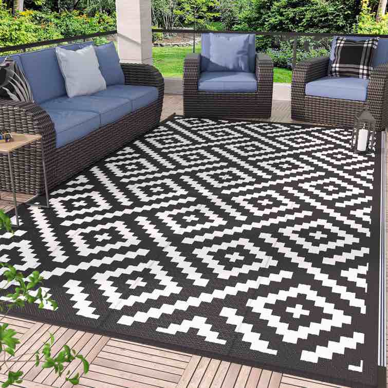 Geometric Machine Woven Plastic Outdoor Rug, Waterproof Mat in Bl