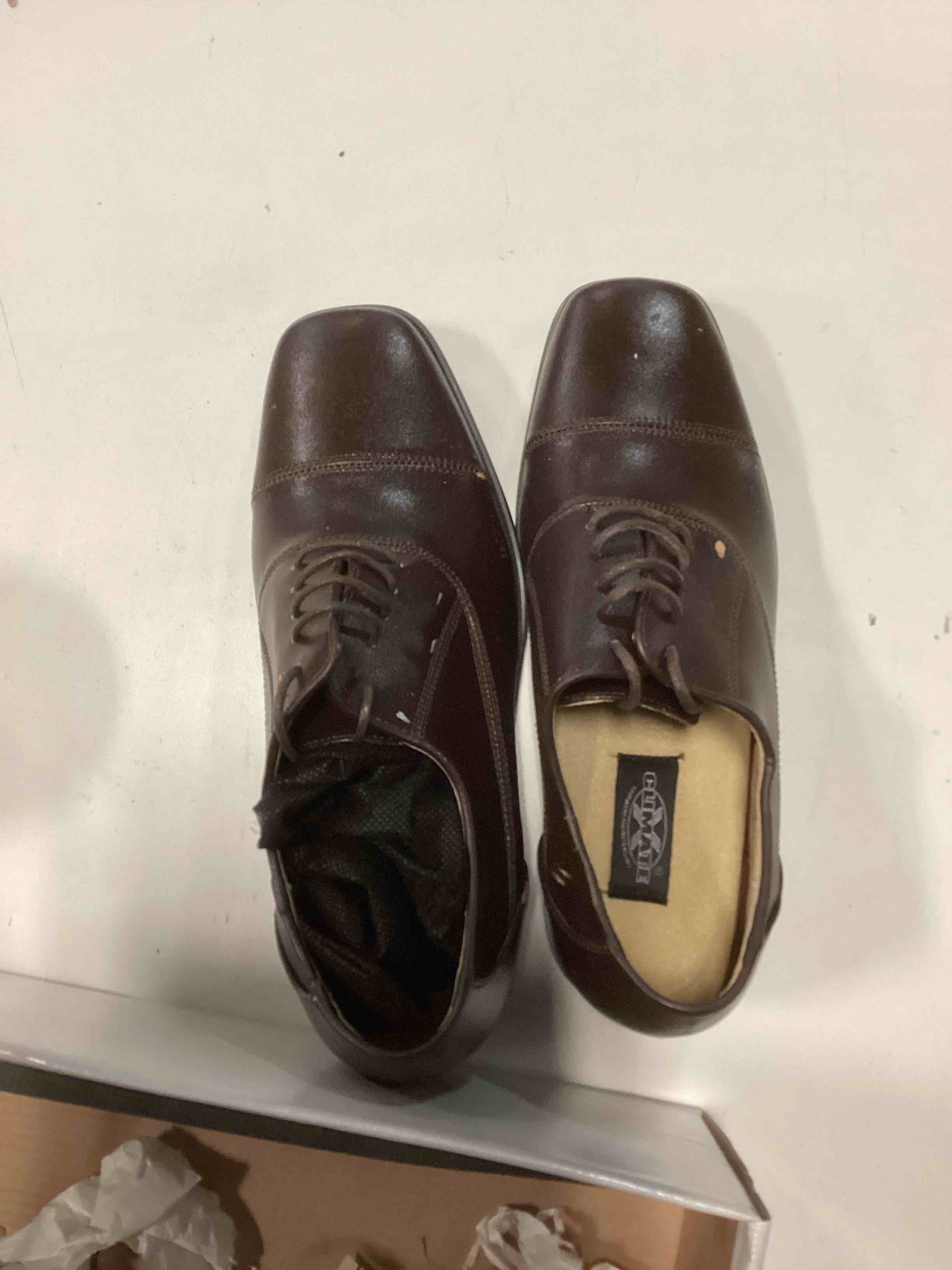 Condition photo showing item condition for TWO RIGHT SHOES CLIMATE-X MOVEMENT STYLE A0295 SHOES MEN SIZE 9.5, COLOR: BROWN 
