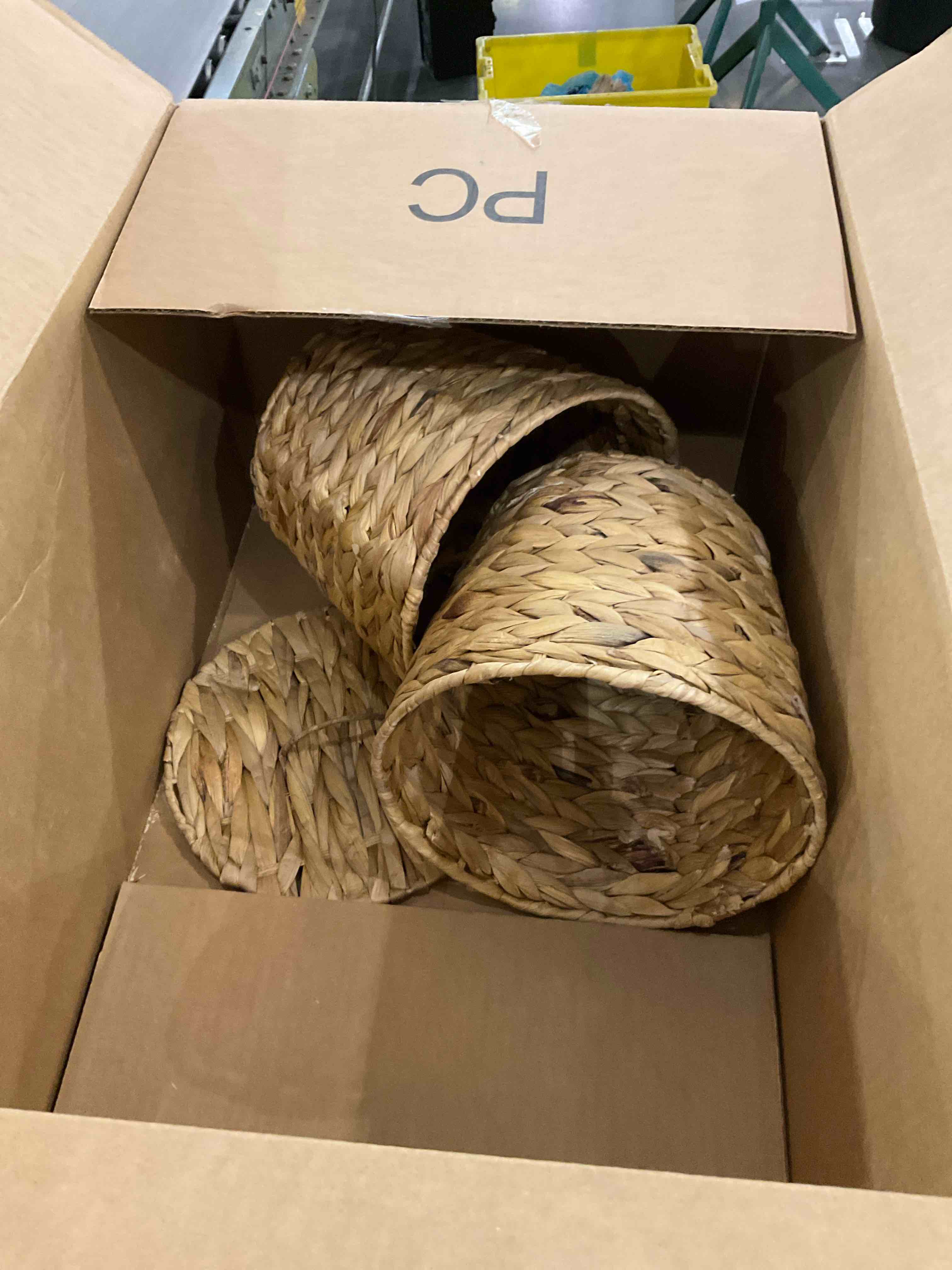 Ctosree 2 Pcs Wicker Trash Can Basket Woven Waste Basket with Lid Bathroom Wastebasket Garbage Bin with 100 Pieces of Trash Bags for Bedroom Farmhouse Home Office Kitchen(Medium)