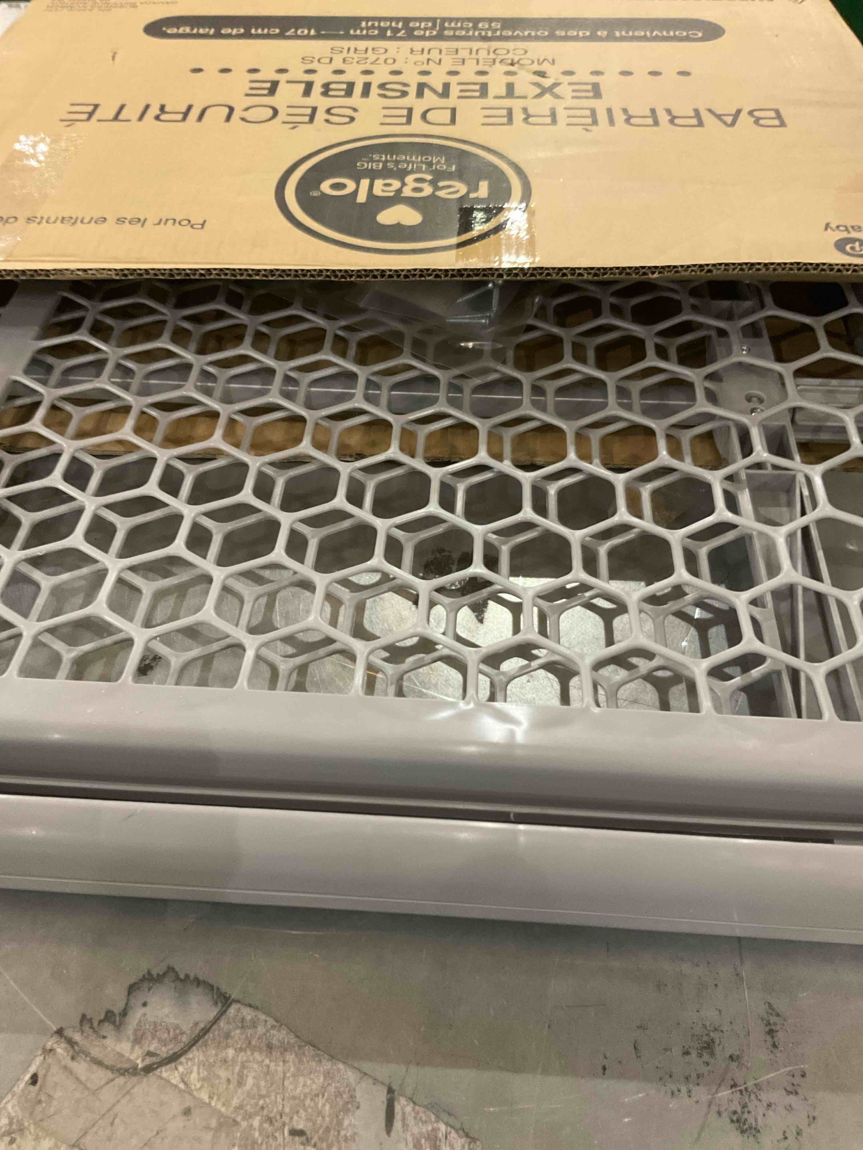 Regalo Easy Fit Plastic Adjustable Extra Wide Baby Gate, 1 Count (Pack of 1)