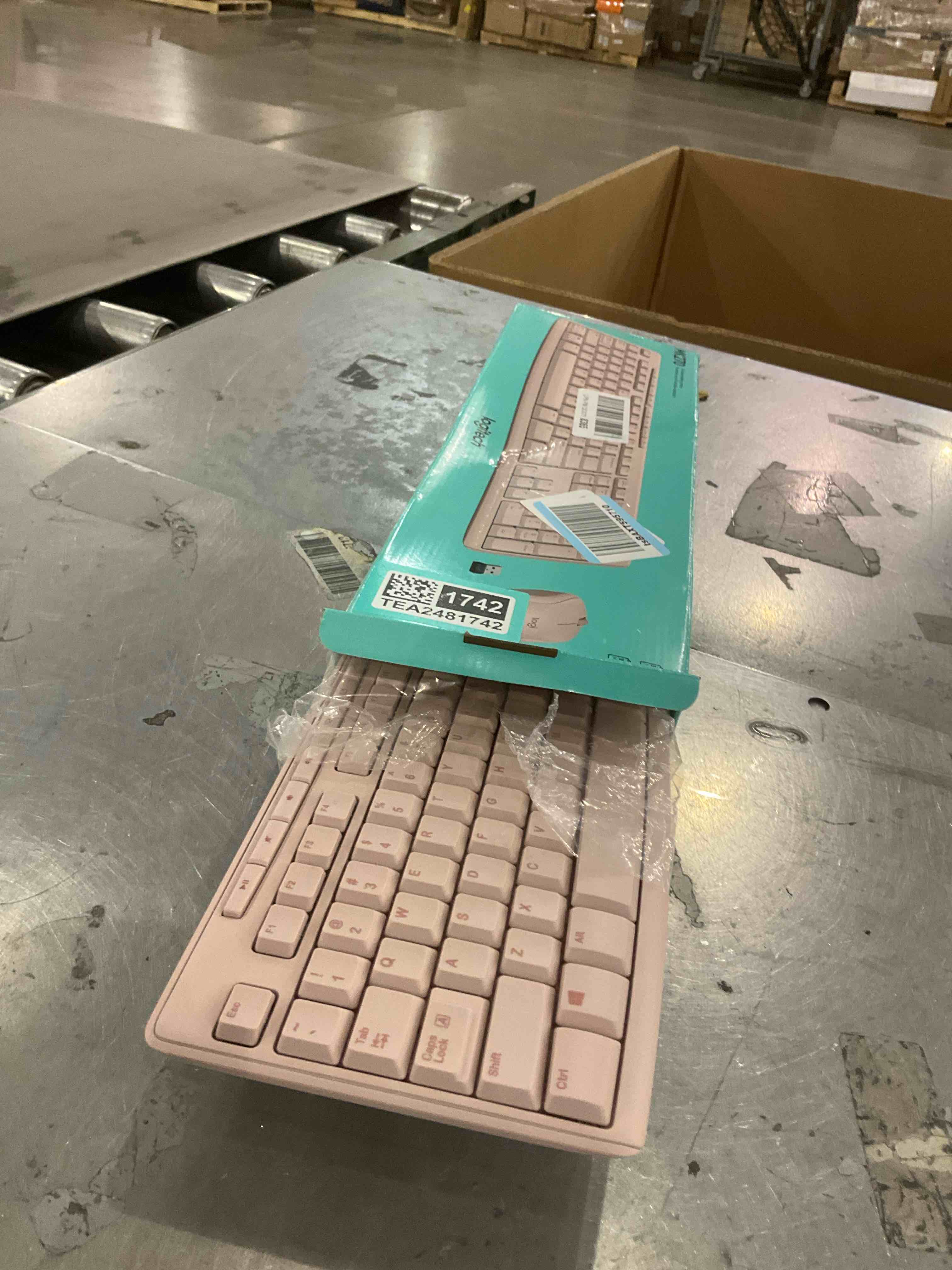 https://s3.amazonaws.com/lotting-images-prod/bidfta/TEA2481742_1744033156732.jpeg