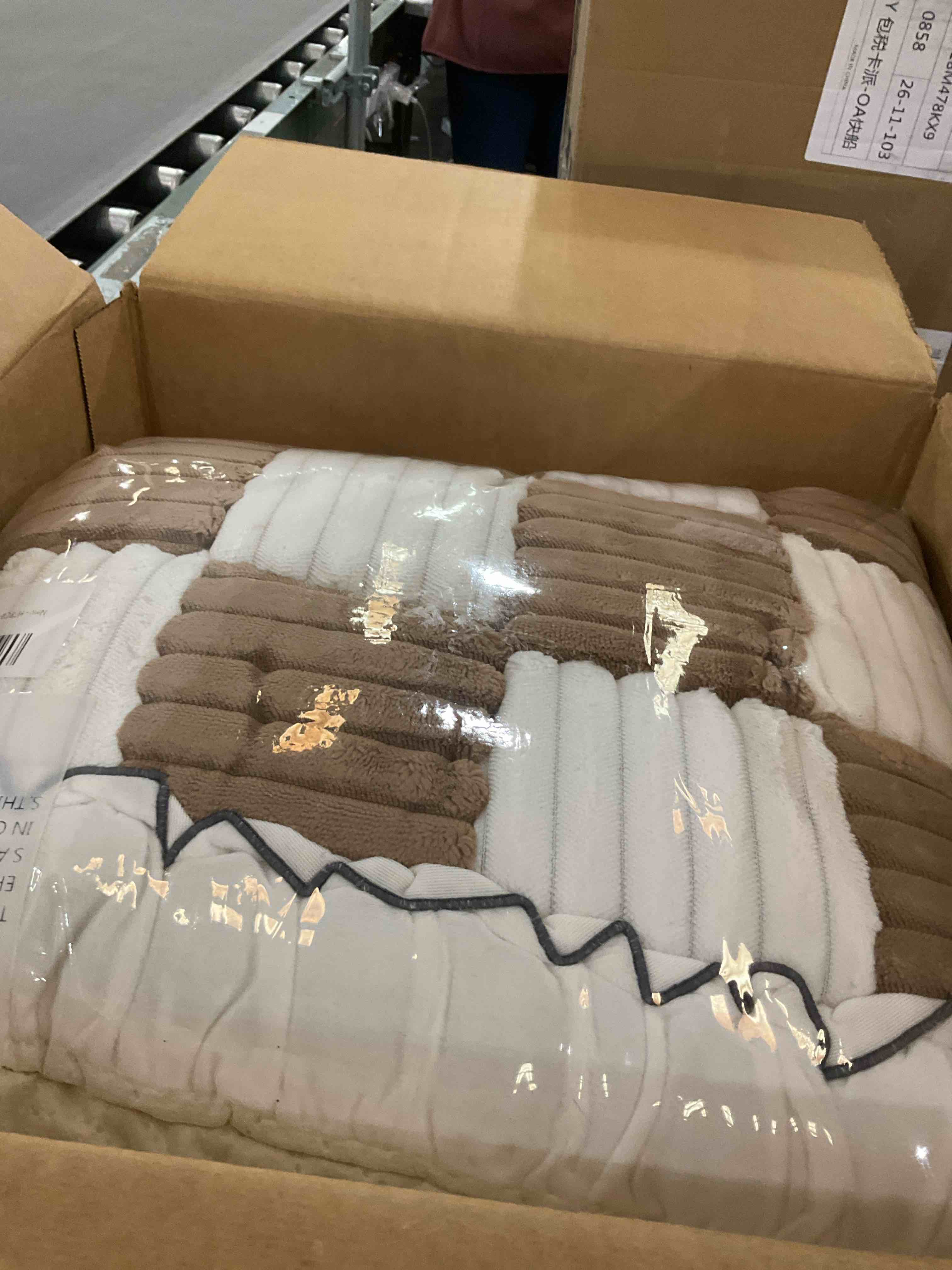 https://s3.amazonaws.com/lotting-images-prod/bidfta/TEA2486106_1743528047234.jpeg