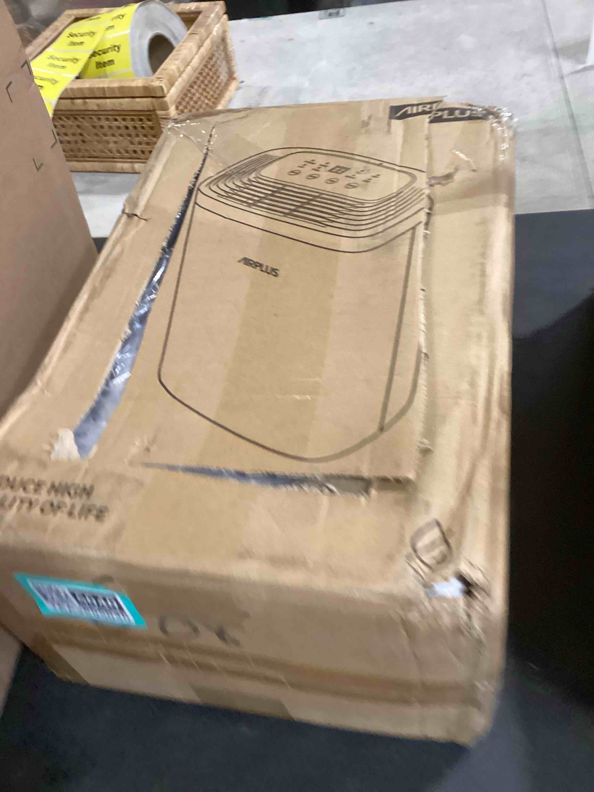https://s3.amazonaws.com/lotting-images-prod/bidfta/TEA2805040_1748977852933.jpeg