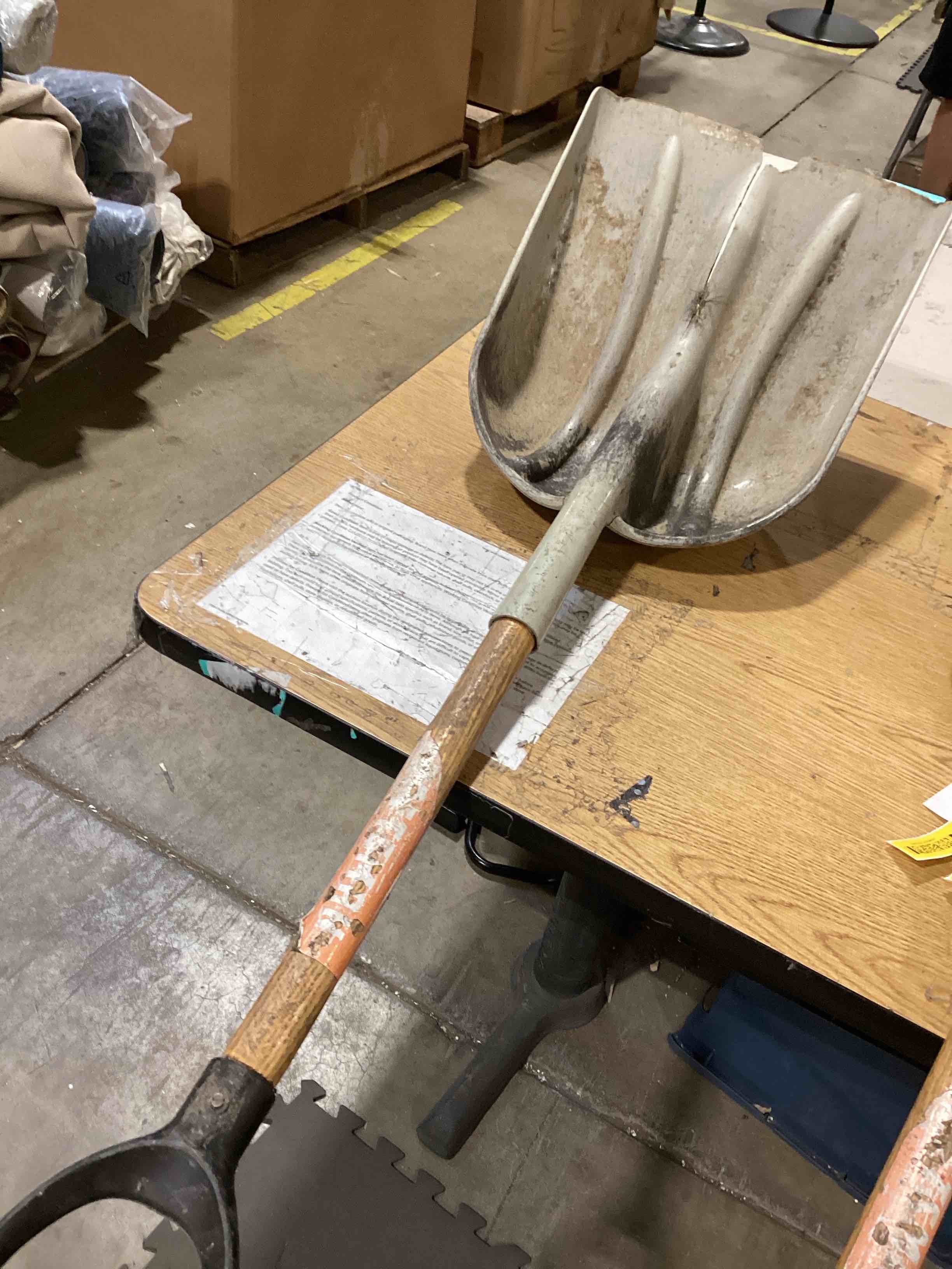 craftsman 28-in wood d-handle scoop