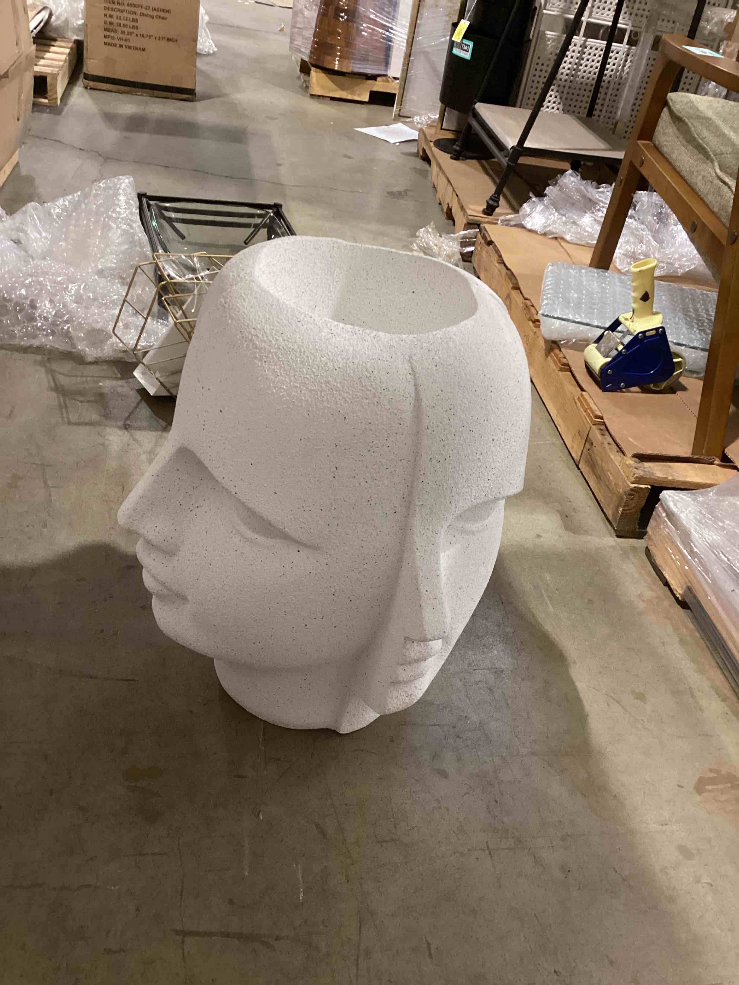 AUGUSTE WHITE RESIN PLANTER