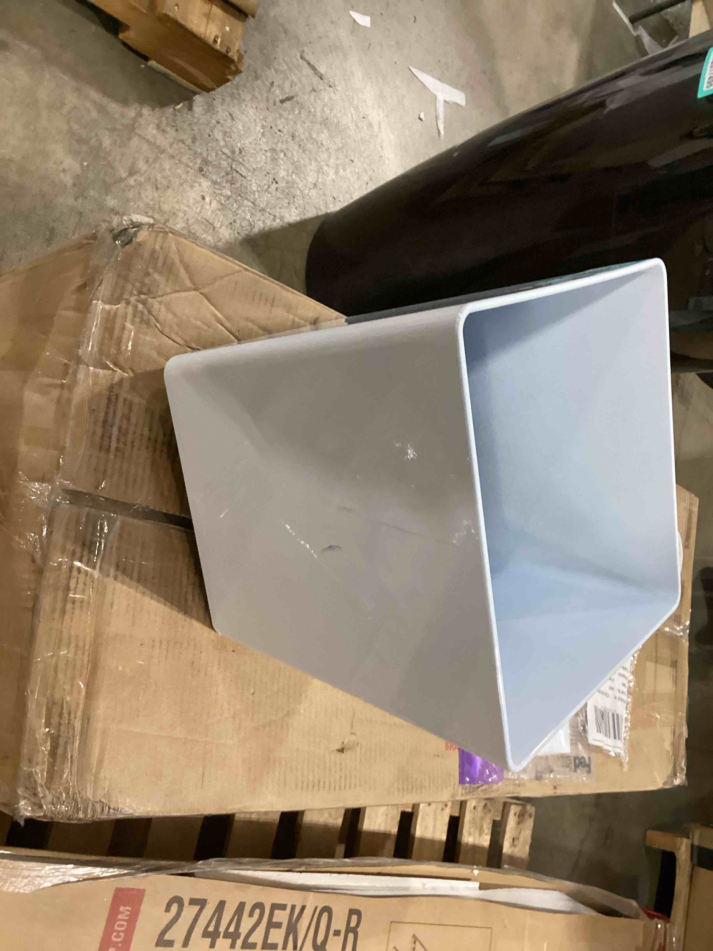 https://s3.amazonaws.com/lotting-images-prod/bidfta/TEA2817501_1752845256992.jpeg