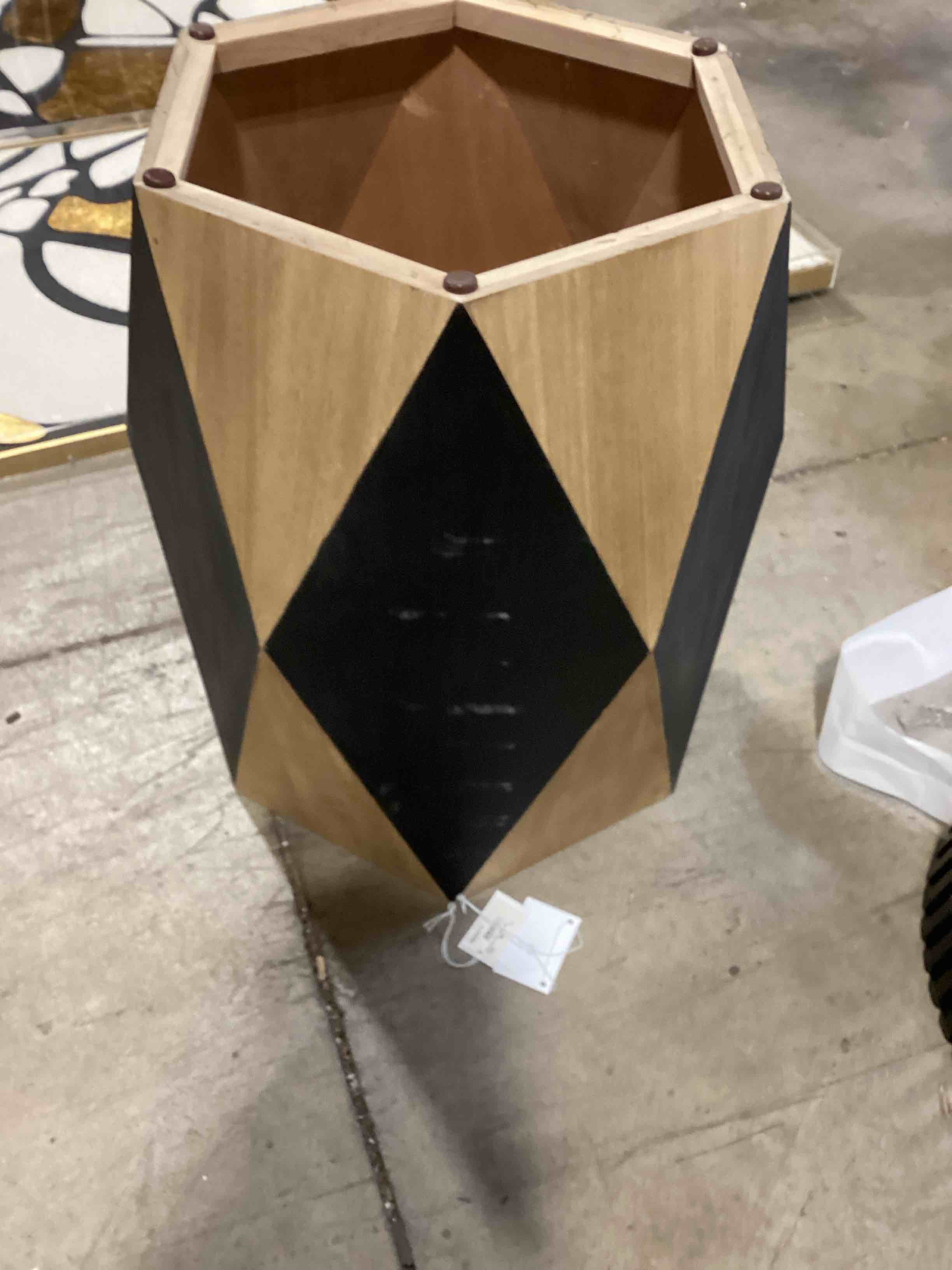 https://s3.amazonaws.com/lotting-images-prod/bidfta/TEA2817552_1752859423767.jpeg
