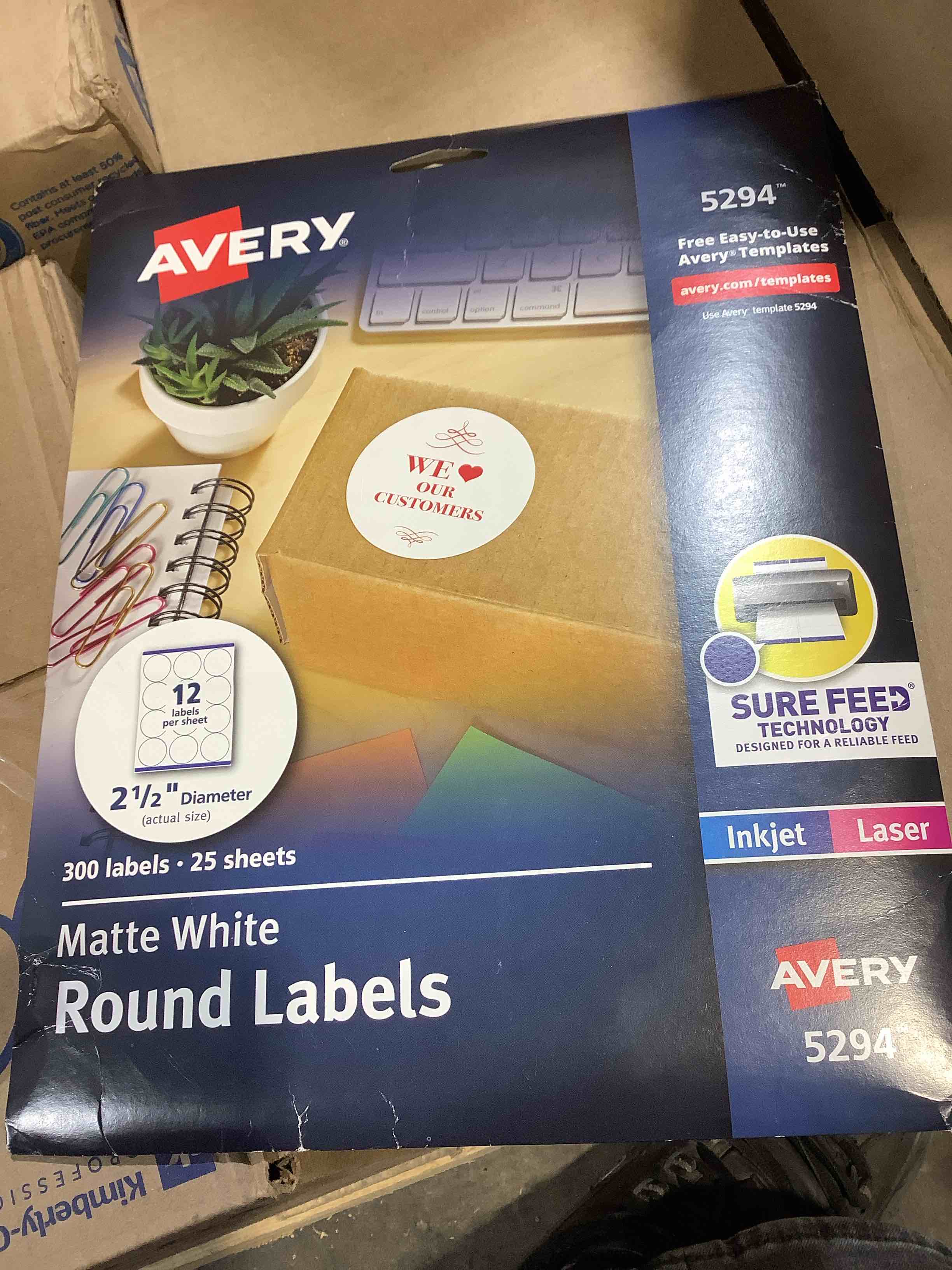Condition photo showing New/Like New for avery round labels  2.5   matte white  300ct (5294)