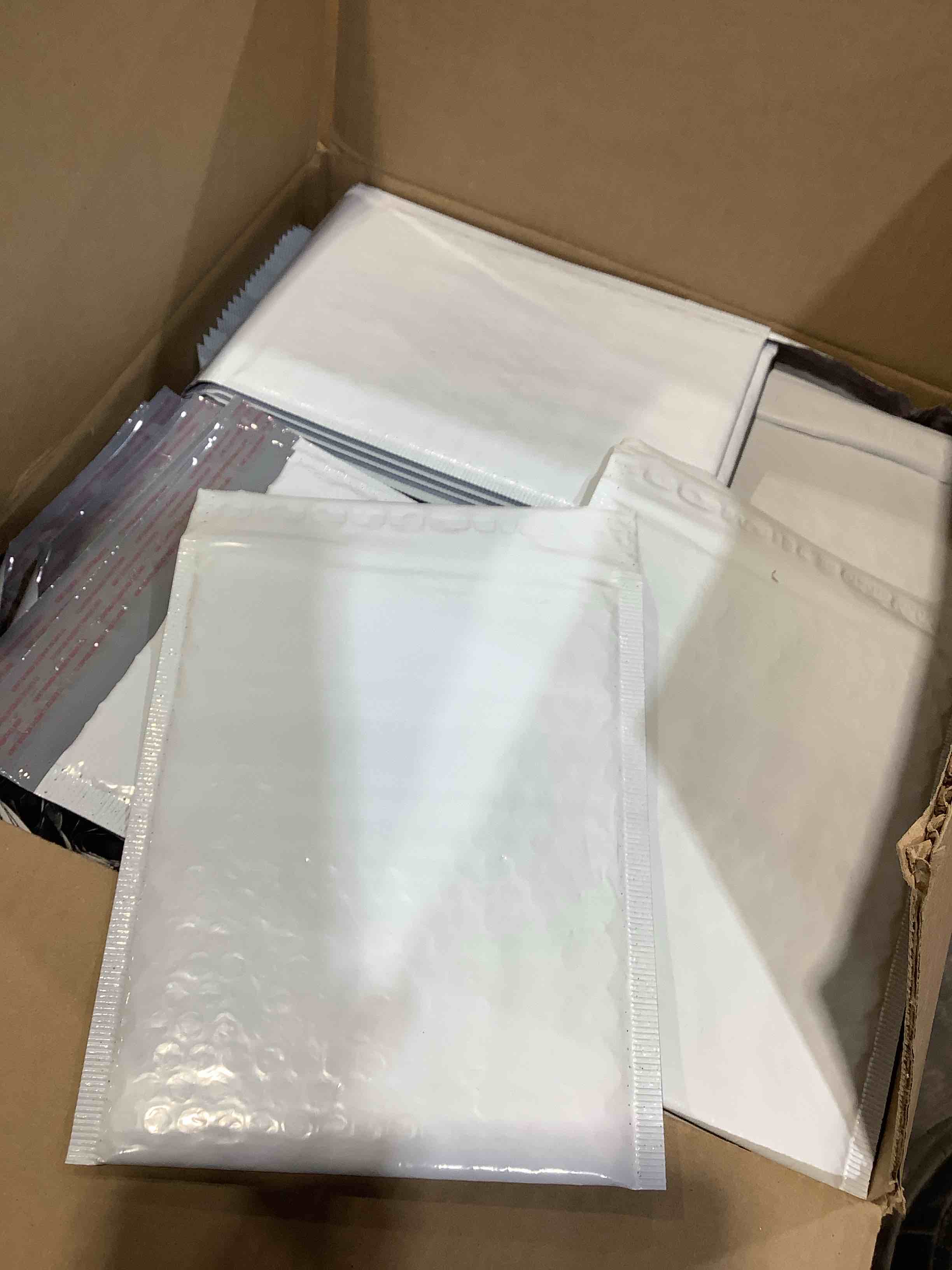 Condition photo showing New/Like New for 7.5" x 11" whit bubble mailers, approx. 250