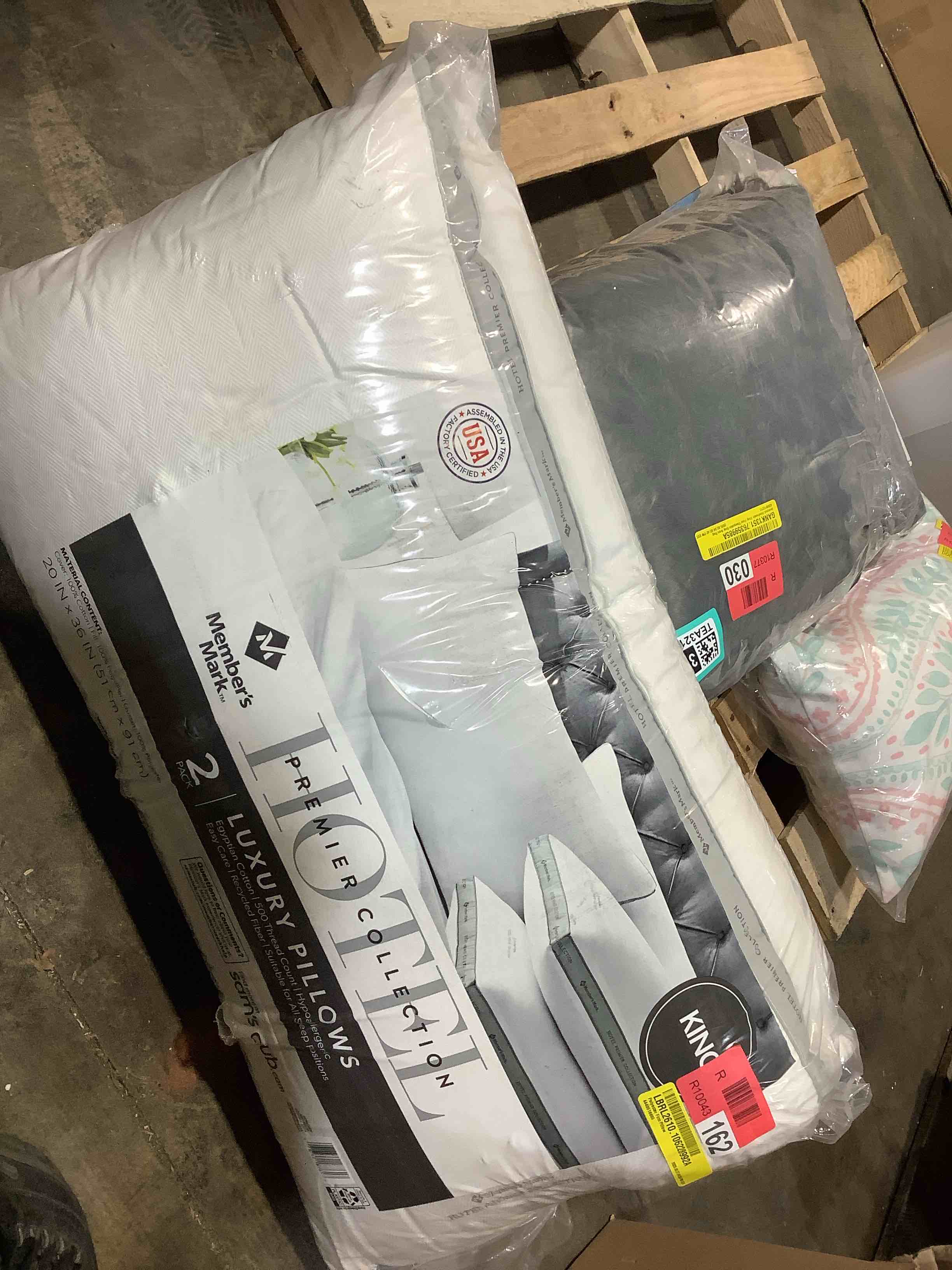 Condition photo showing New/Like New for hpc 2pk king pillow:- king
