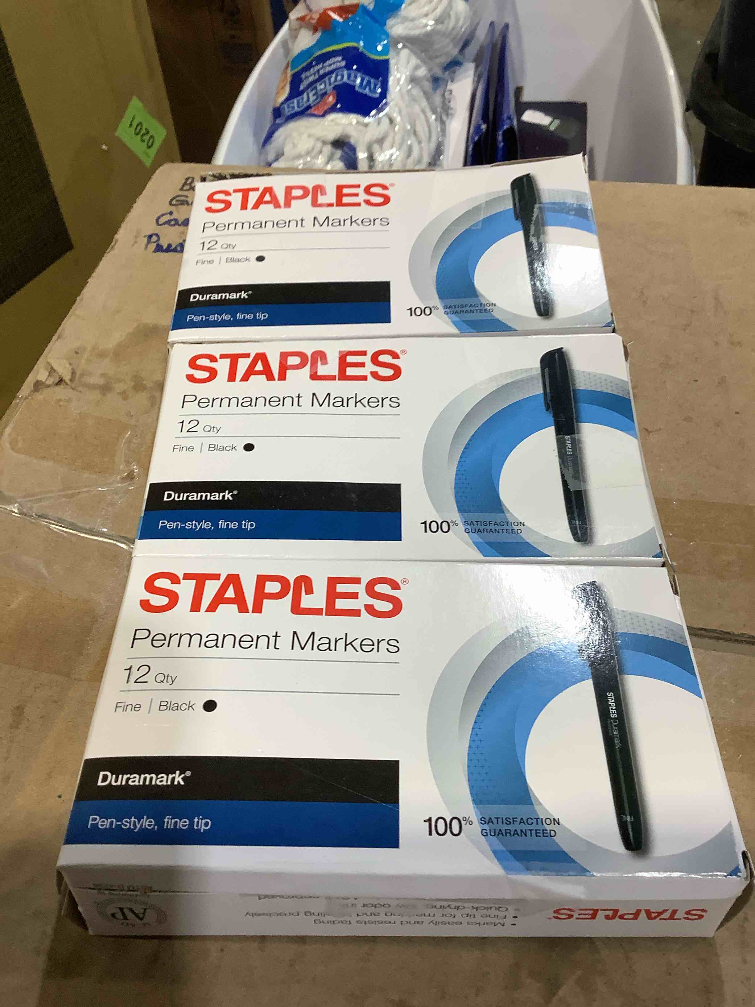 Condition photo showing New/Like New for staples duramark permanent markers fine point black 12/pack (20468-cc) 910000