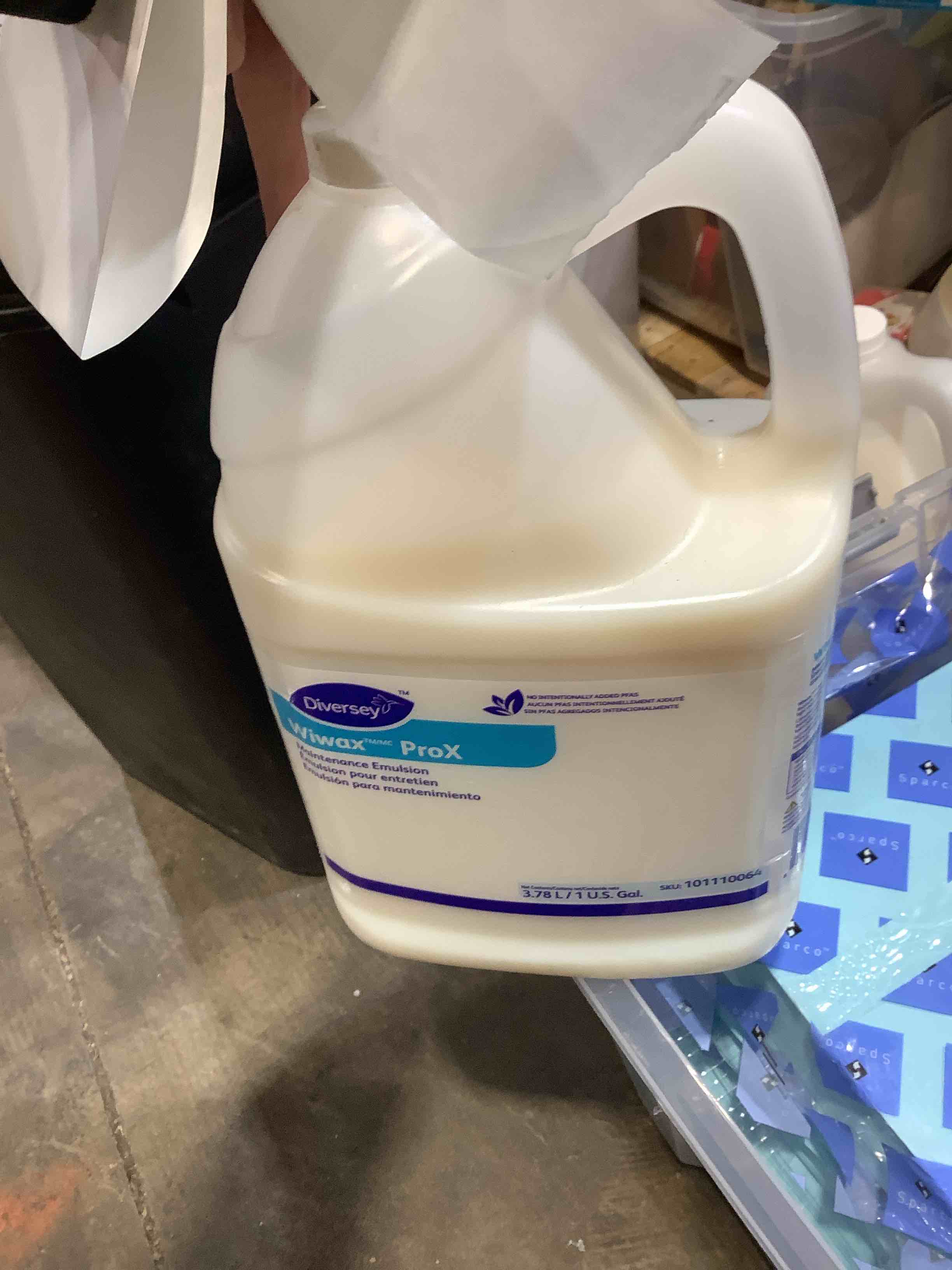 Condition photo showing New/Like New for dvo101110064 1 gal wiwax prox maintenance emulsion 