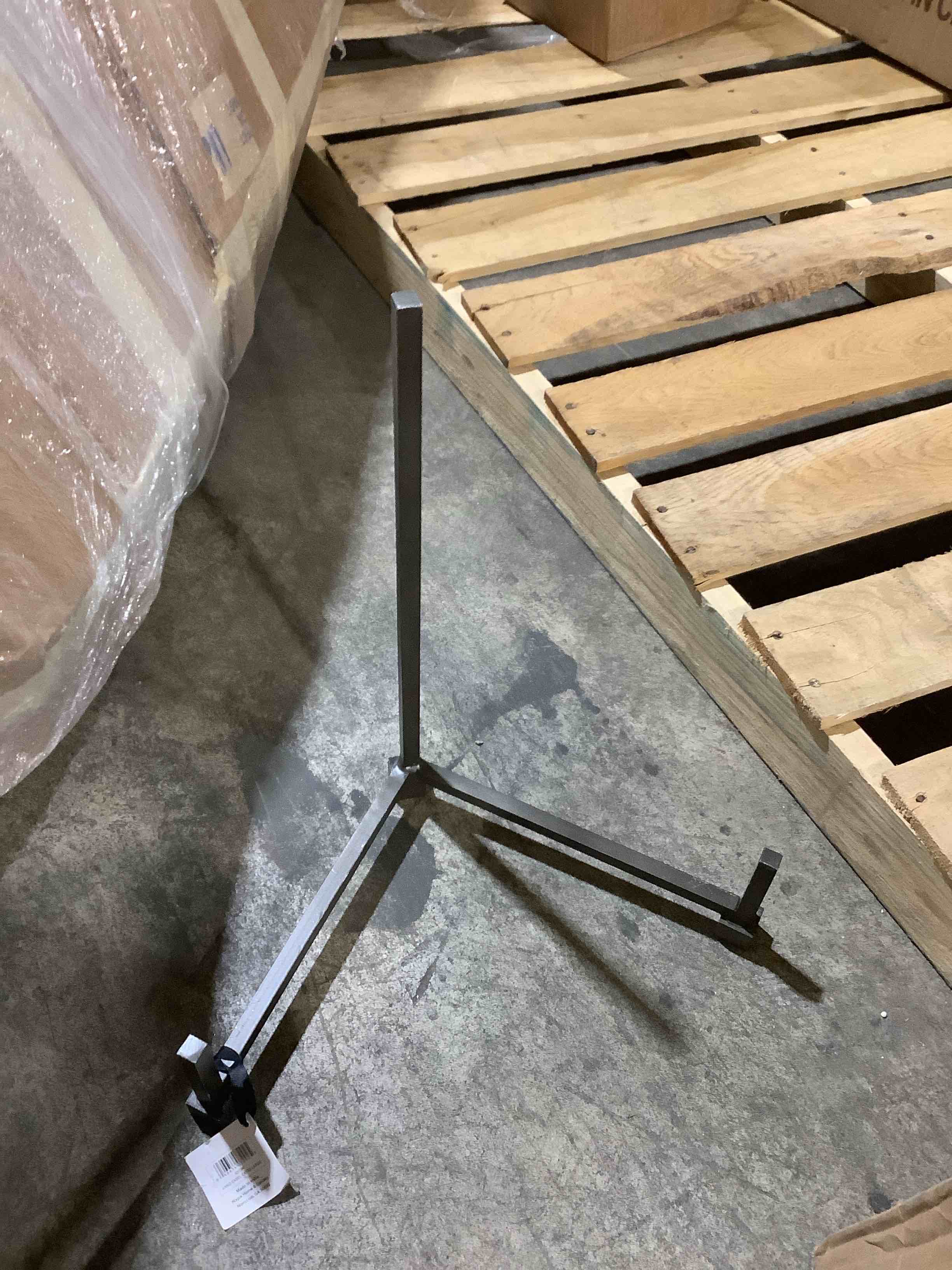 Condition photo showing New/Like New for napa iron arno easel, x-large