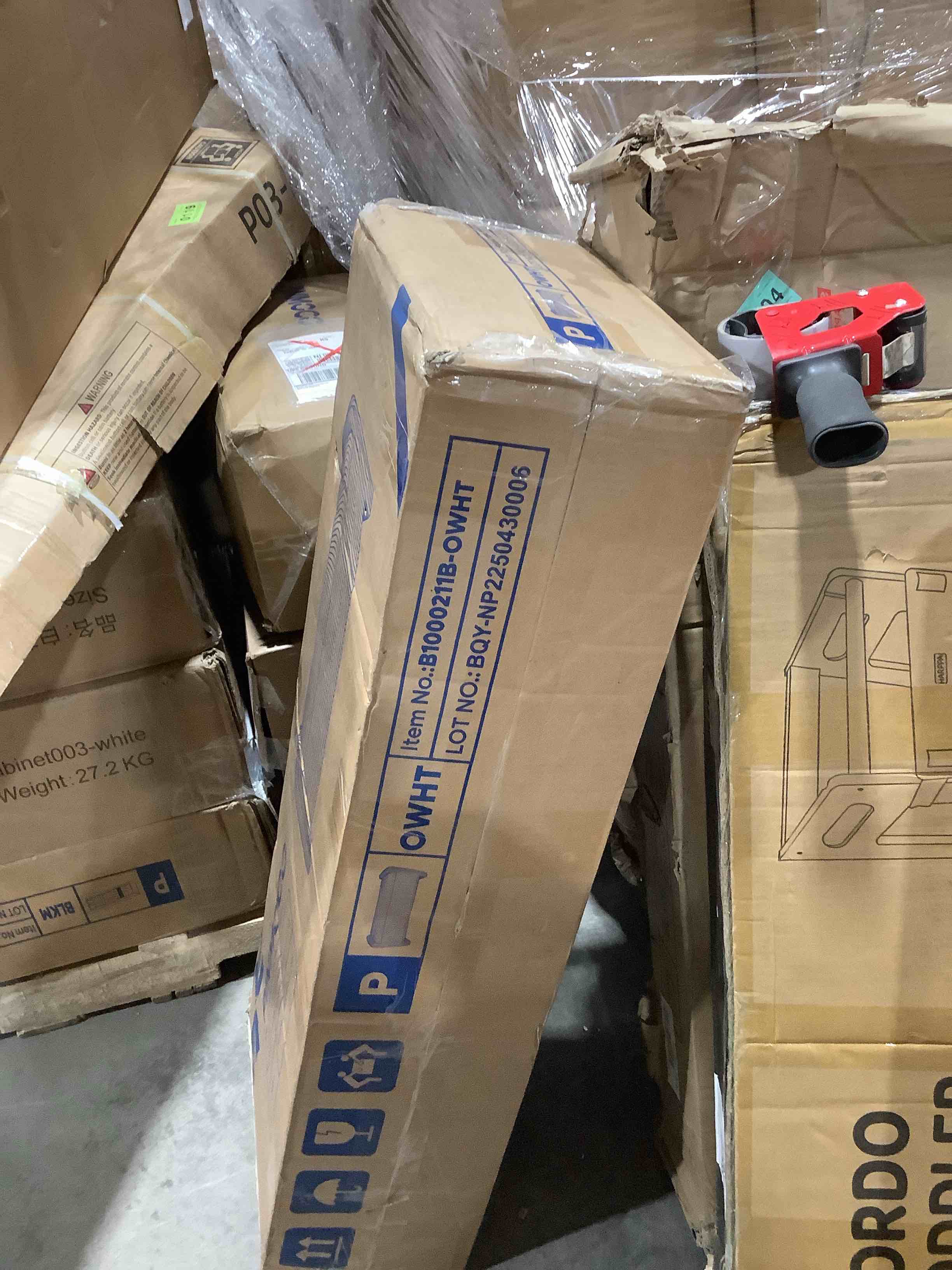 Condition photo showing Good Condition for Pinmoco linen rectangular storage bench