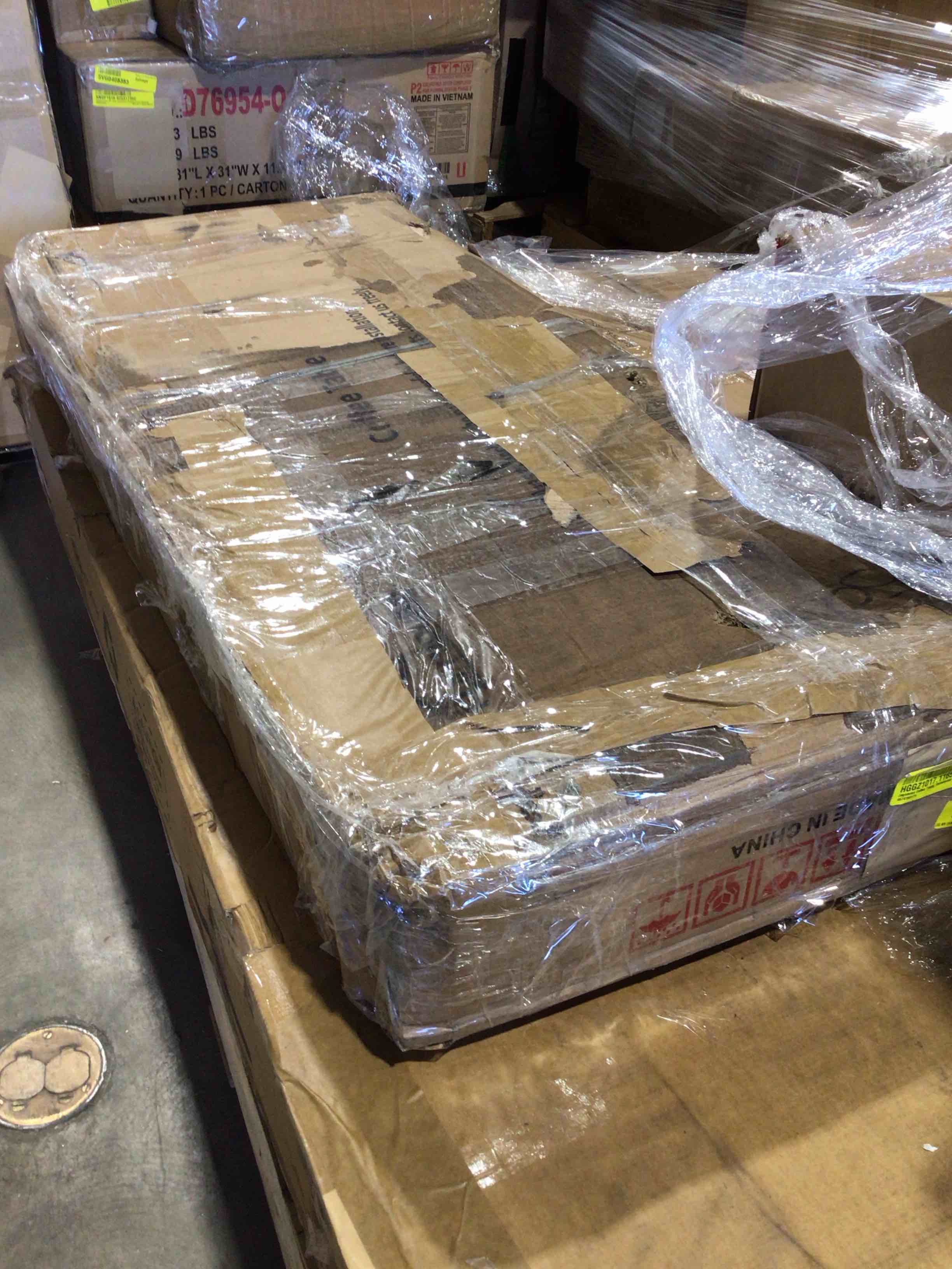 Condition photo showing Good Condition for Jaquavion coffee table Farmhouse lift top coffee table with hidden compartment