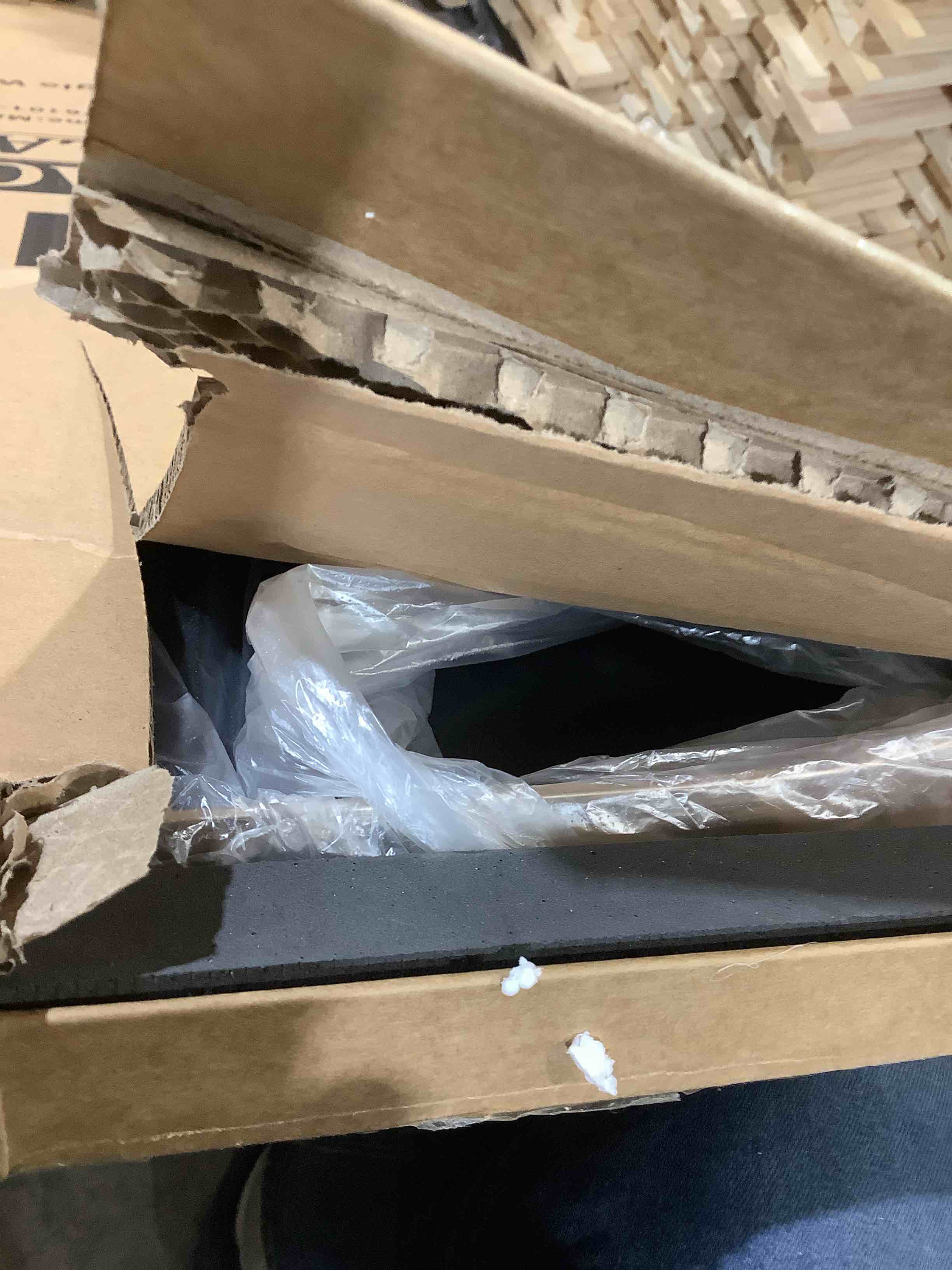 Condition photo showing New/Like New for Luxhomer oval wall mirror gold frame