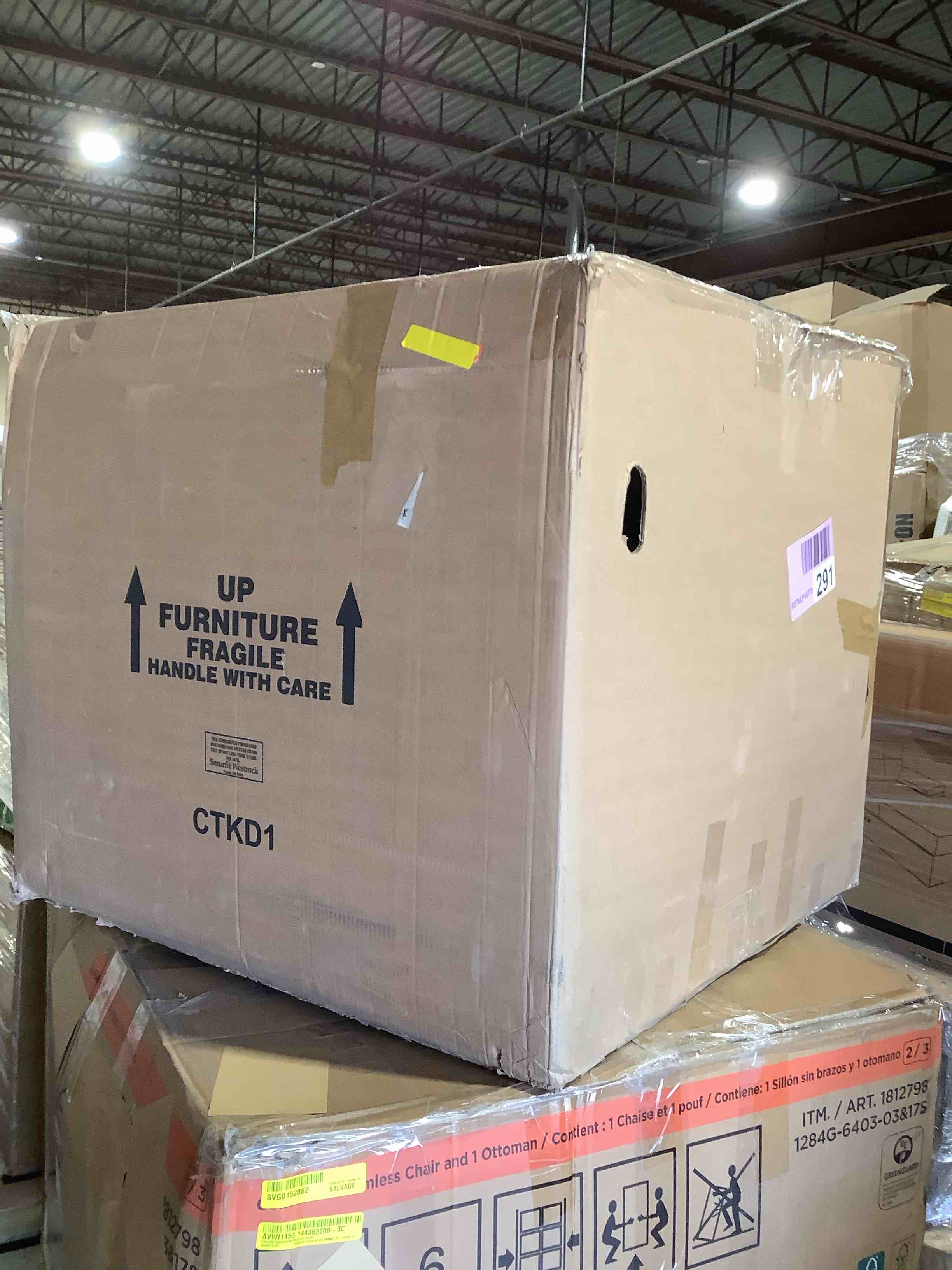 Condition photo showing Good Condition for Zahedan oversize chase lounger mode, gray