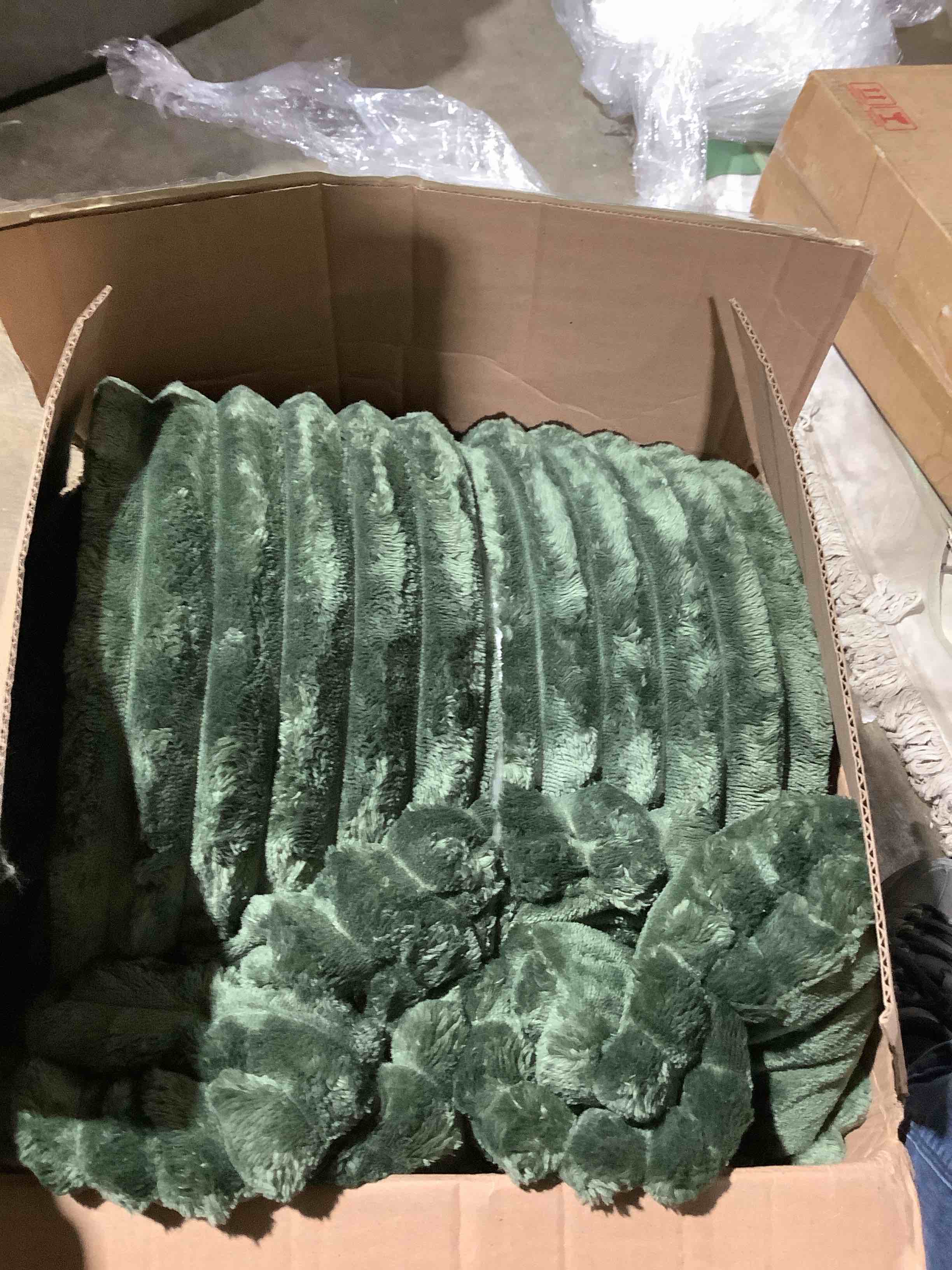 Condition photo showing Good Condition for Best seller Bedsure super soft faux fur, fluffy comforter set, dark green