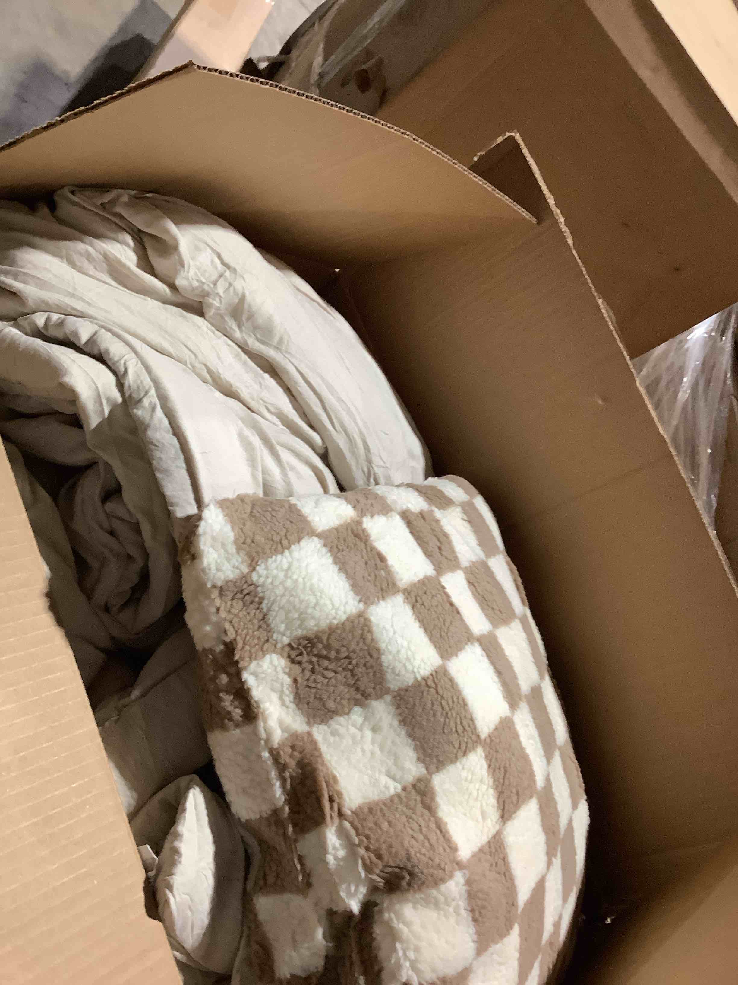 Condition photo showing Good Condition for Bedsure Boho Comforter Set with Plaid Throw Blanket