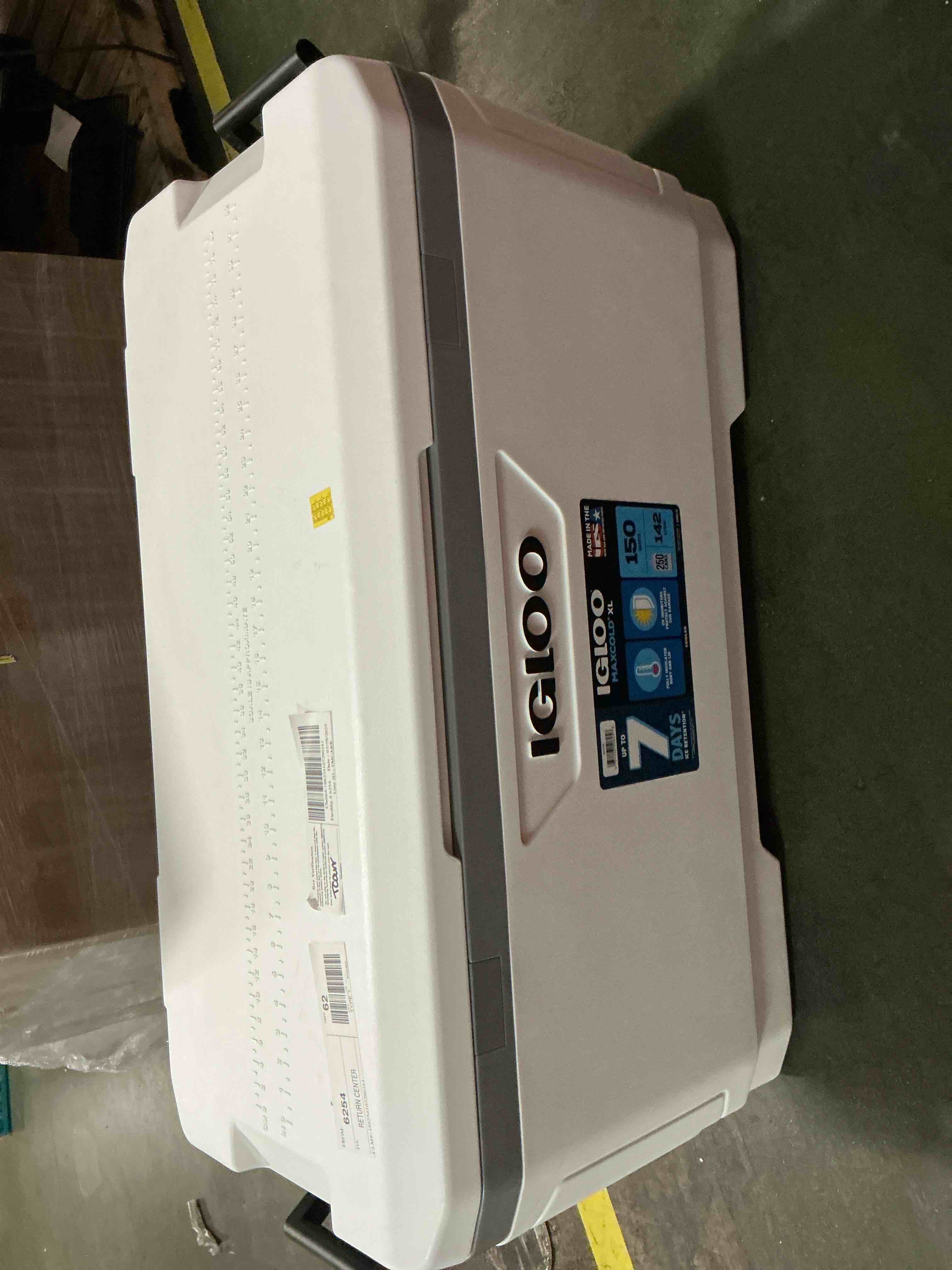 Condition photo showing Good Condition for igloo 150 quart maxcold cooler