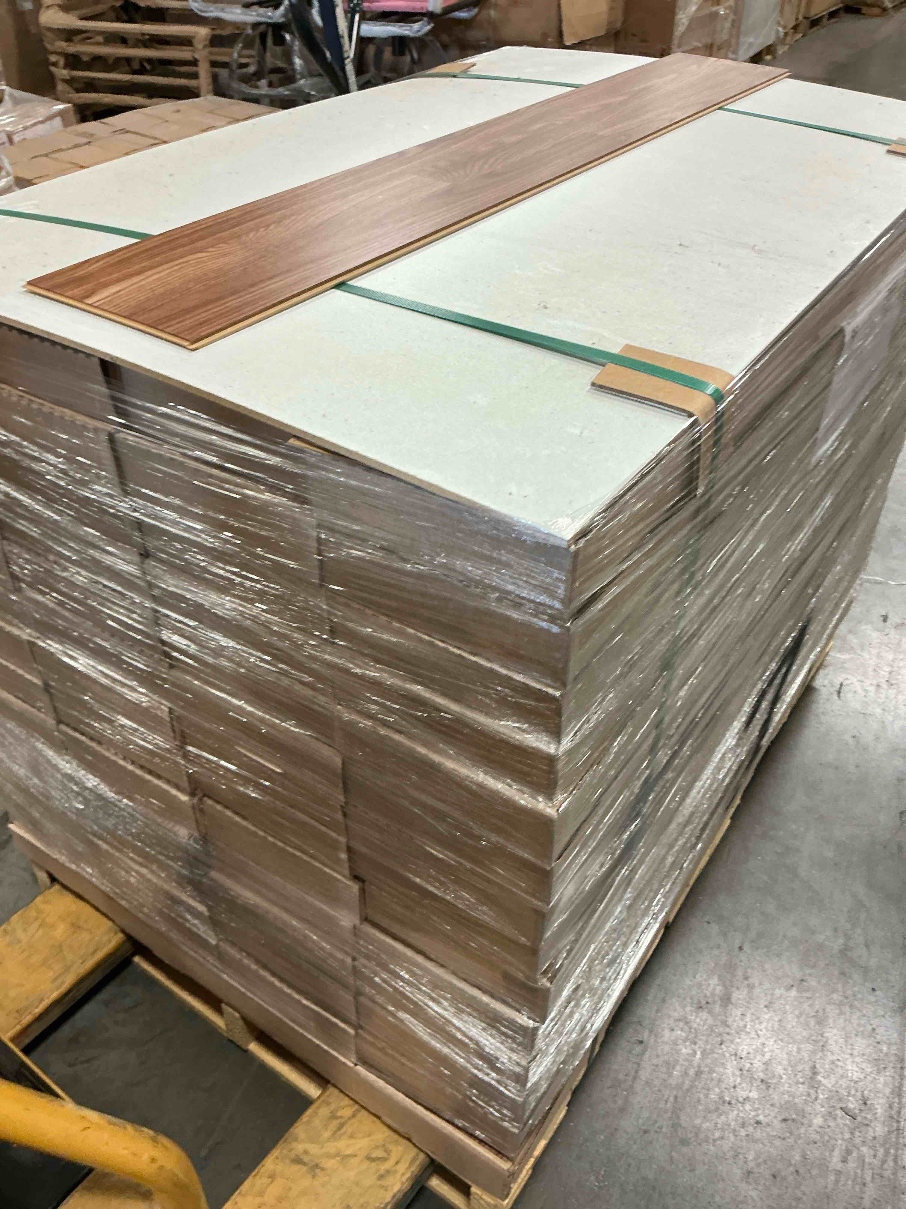 https://s3.amazonaws.com/lotting-images-prod/bidfta/TEA3258829_1752782188493.jpeg
