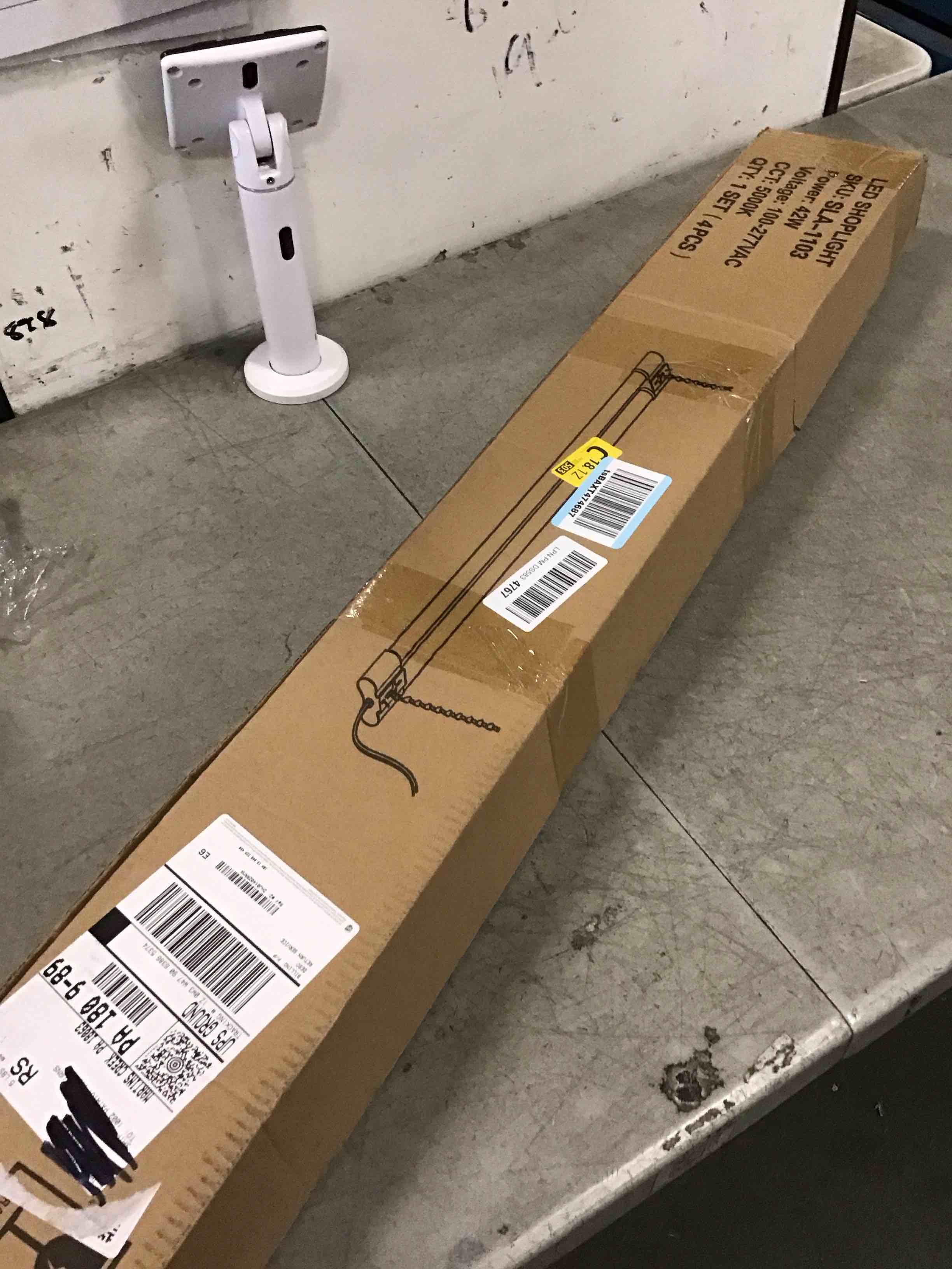 https://s3.amazonaws.com/lotting-images-prod/bidfta/TEA3336624_1747942395220.jpeg