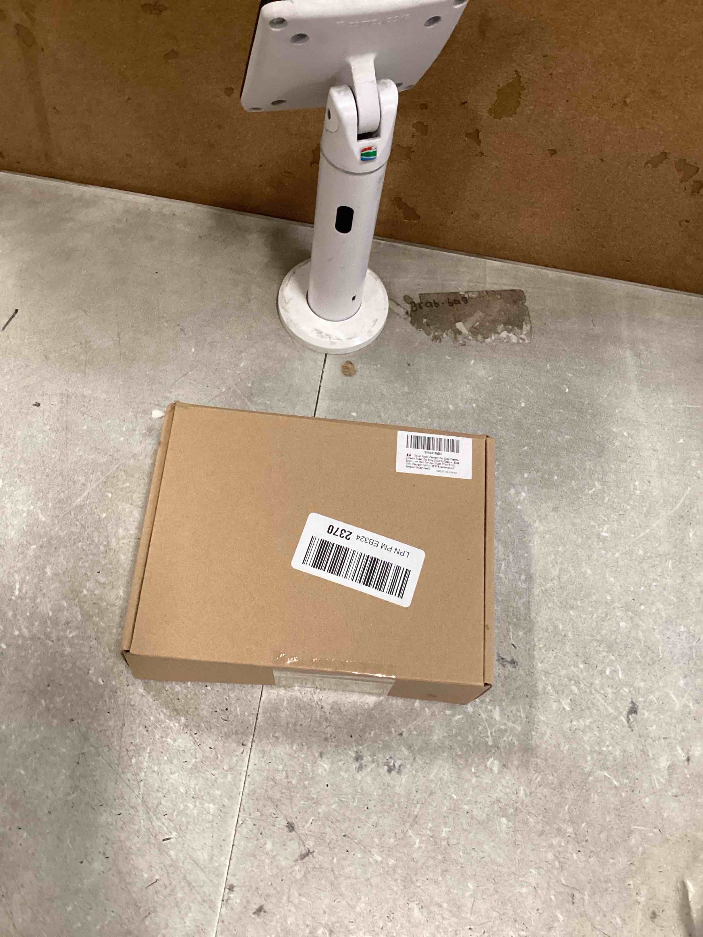 https://s3.amazonaws.com/lotting-images-prod/bidfta/TEA3393229_1749583261980.jpeg