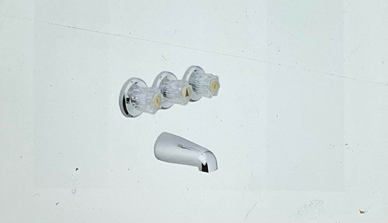 Three-handle bathtub set(incomplete)