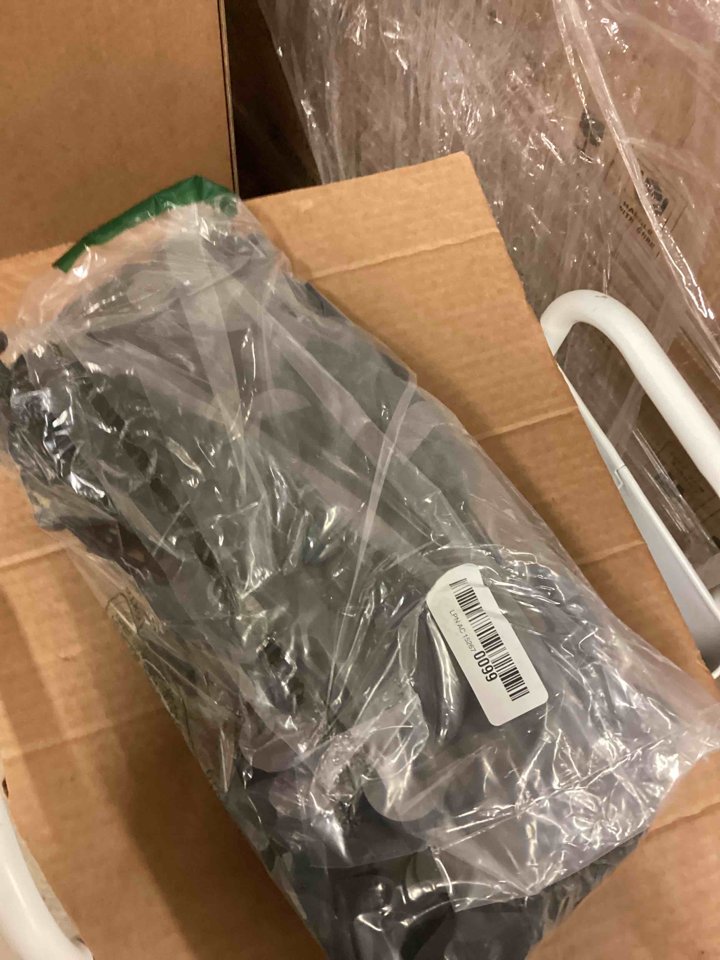 Condition photo showing New/Like New for Giegxin 90 Pcs 3 Kinds Mixed Eucalyptus Leaves Stems Bulk Artificial Silver Dollar Leaves Picks Dried Eucalyptus Bundle Faux Spray for Wedding Vase Bouquet Floral Arrangement (Black) Black 90