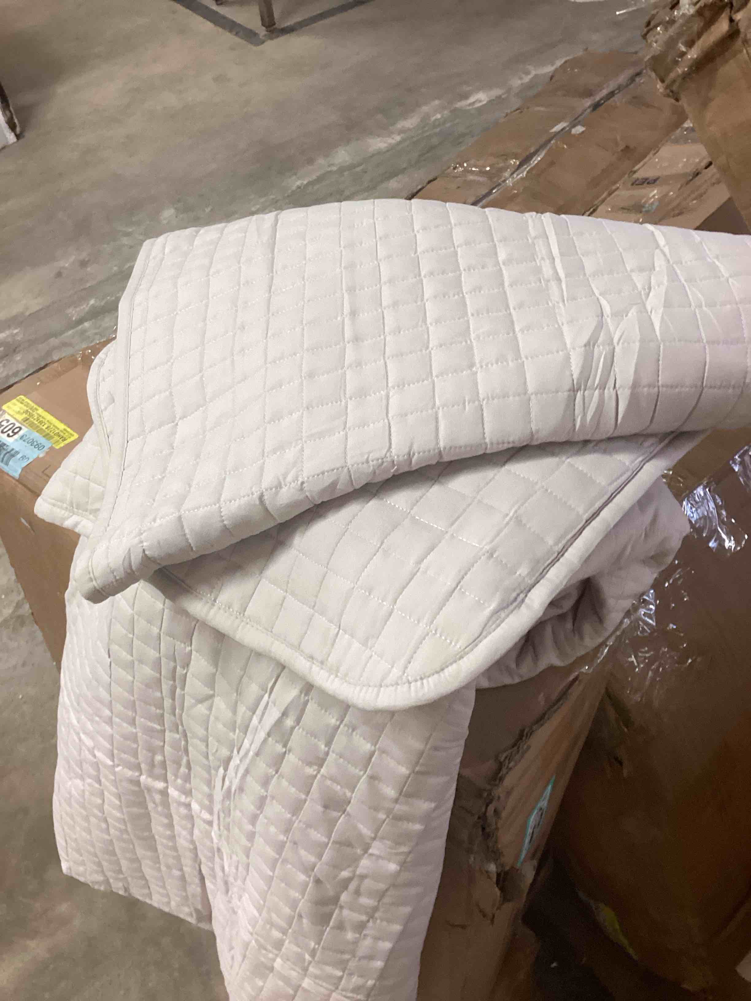 Condition photo showing As Is for Quilt Bedding Sets with Pillow Sham, Tan Cream King