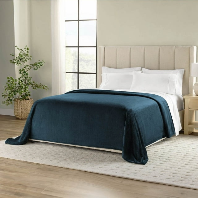 Cloud plush blanket, fits queen or king beds, blue